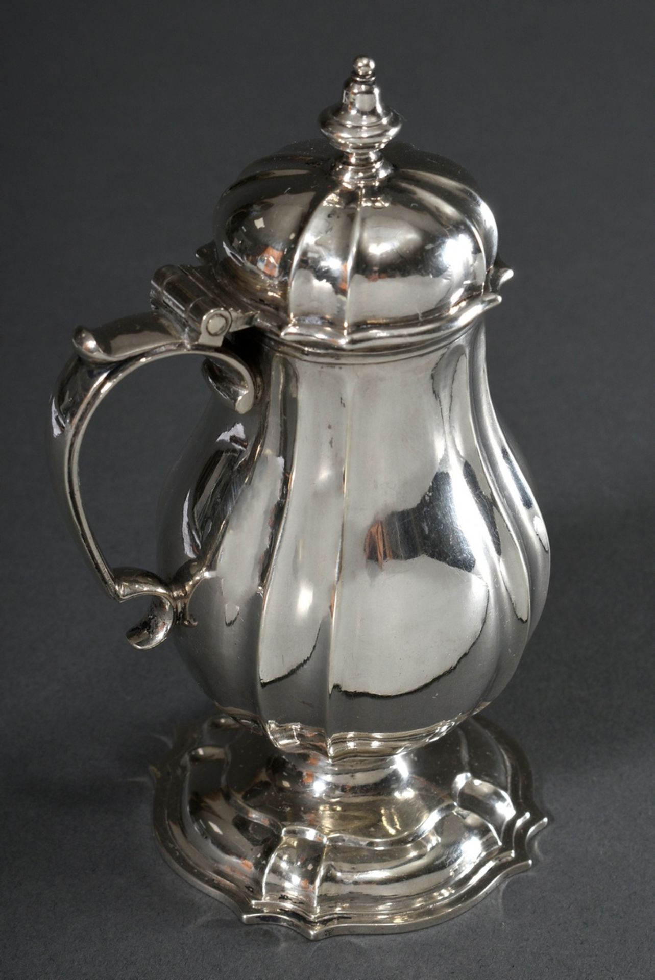 Baroque mustard vessel with straight lines, hinged lid with spoon recess and volute handle on four- - Image 2 of 7