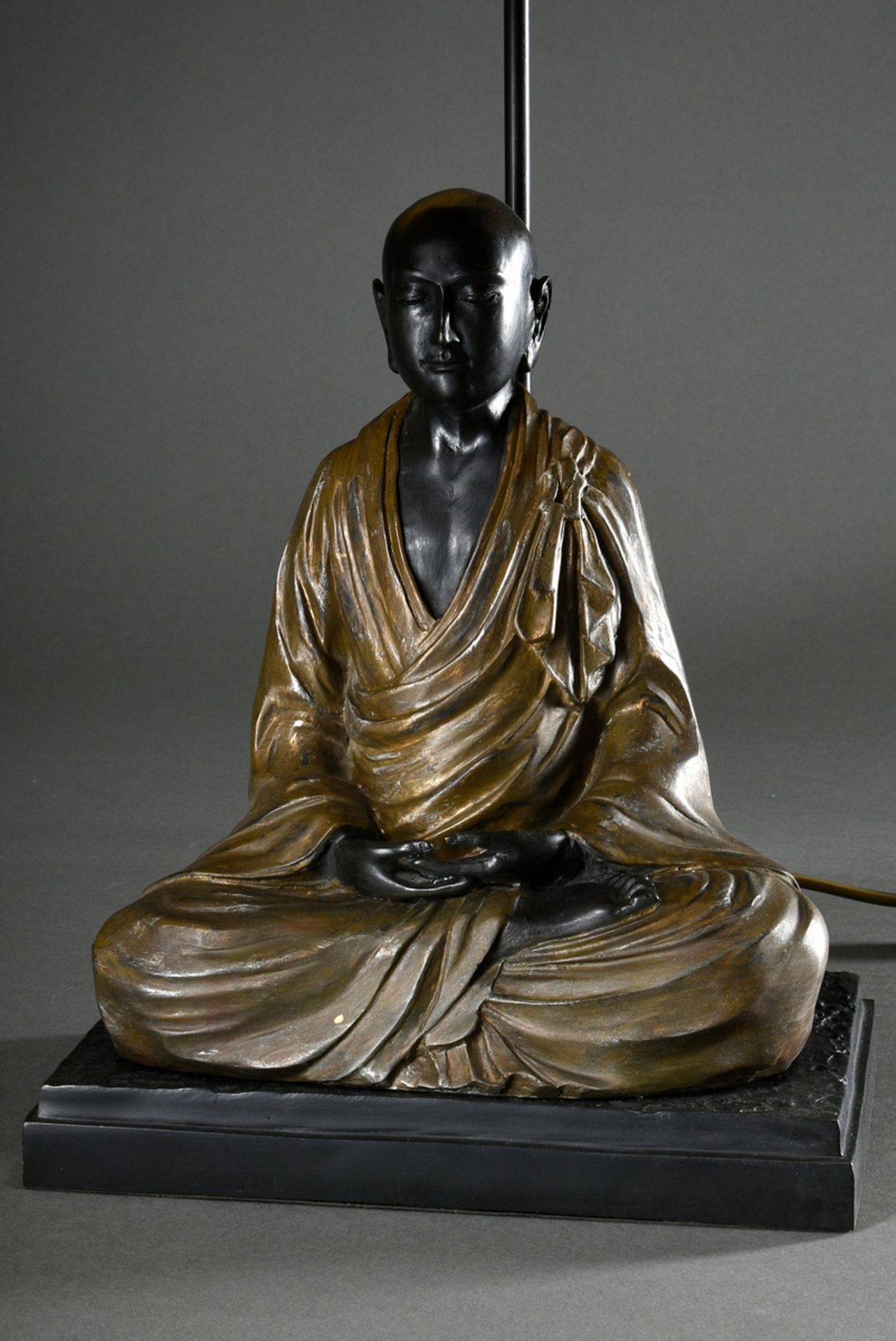 Modern table lamp with Asian figure "Meditating monk", painted metal, probably China 20th c., h. 63 - Image 4 of 6