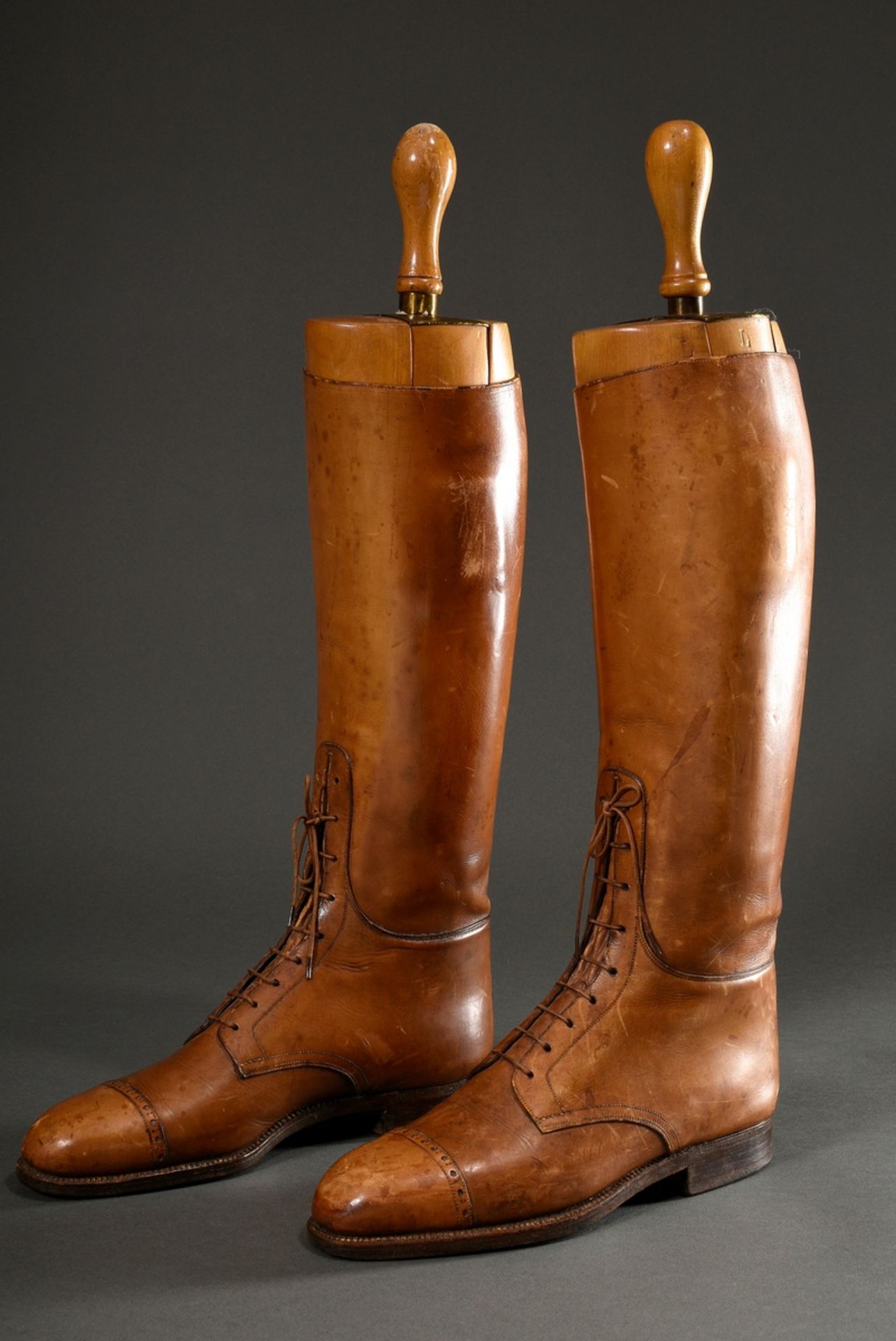 Pair of Edwardian polo boots "James Moore" with lacing and hole pattern, with inserted boot stretch