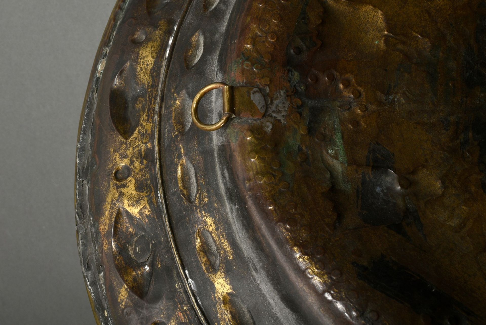 Große Messing Beckenschlägerschüssel mit getriebenem und ziseliertem Motiv im Spiegel "Blumenvase", - Bild 3 aus 5