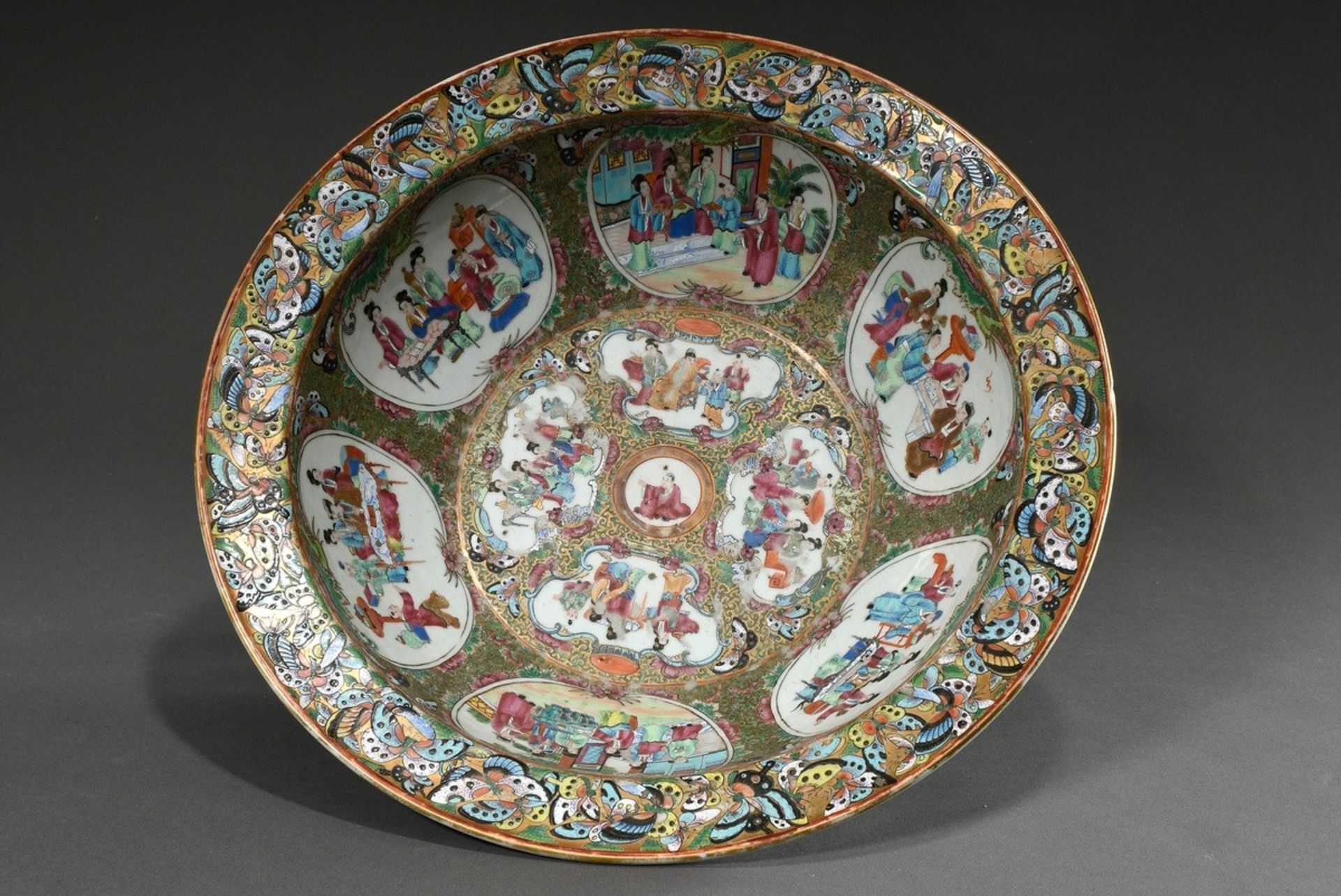 A very large Canton porcelain bowl with polychrome, partly opaque Famille Rose enamel painting, in  - Image 3 of 9