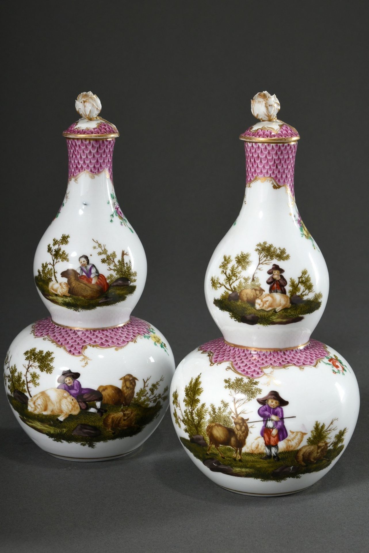 Paar Meissen Flakons in Kalebassen Form mit polychromer Malerei „Schäfer und Schäferin mit Schafen“ - Bild 2 aus 8