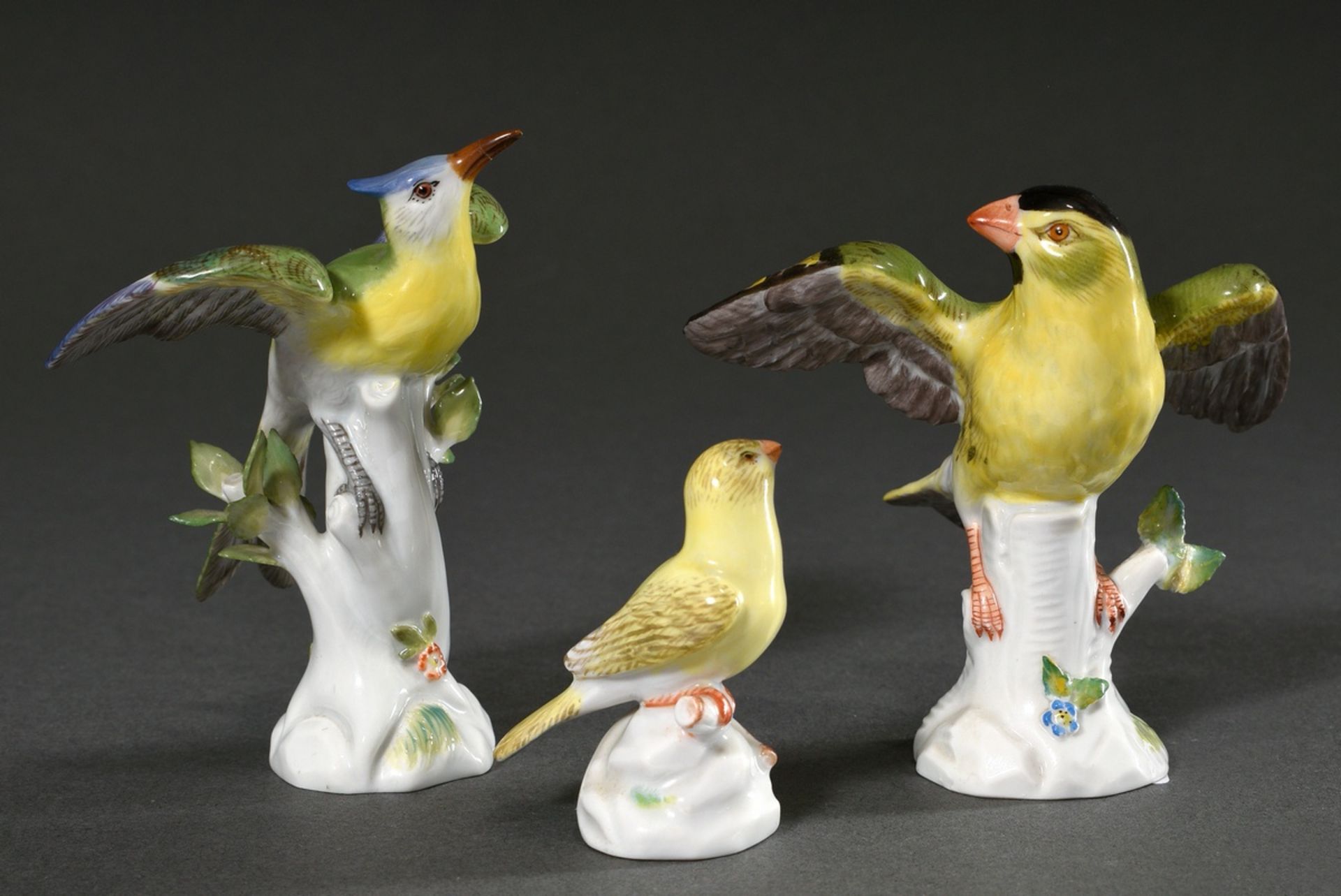 3 Diverse polychrom staffierte Meissen Miniaturfiguren „Vögel“, 20.Jh.: "Grünfink" (Modellnr.: 7726 - Bild 3 aus 3