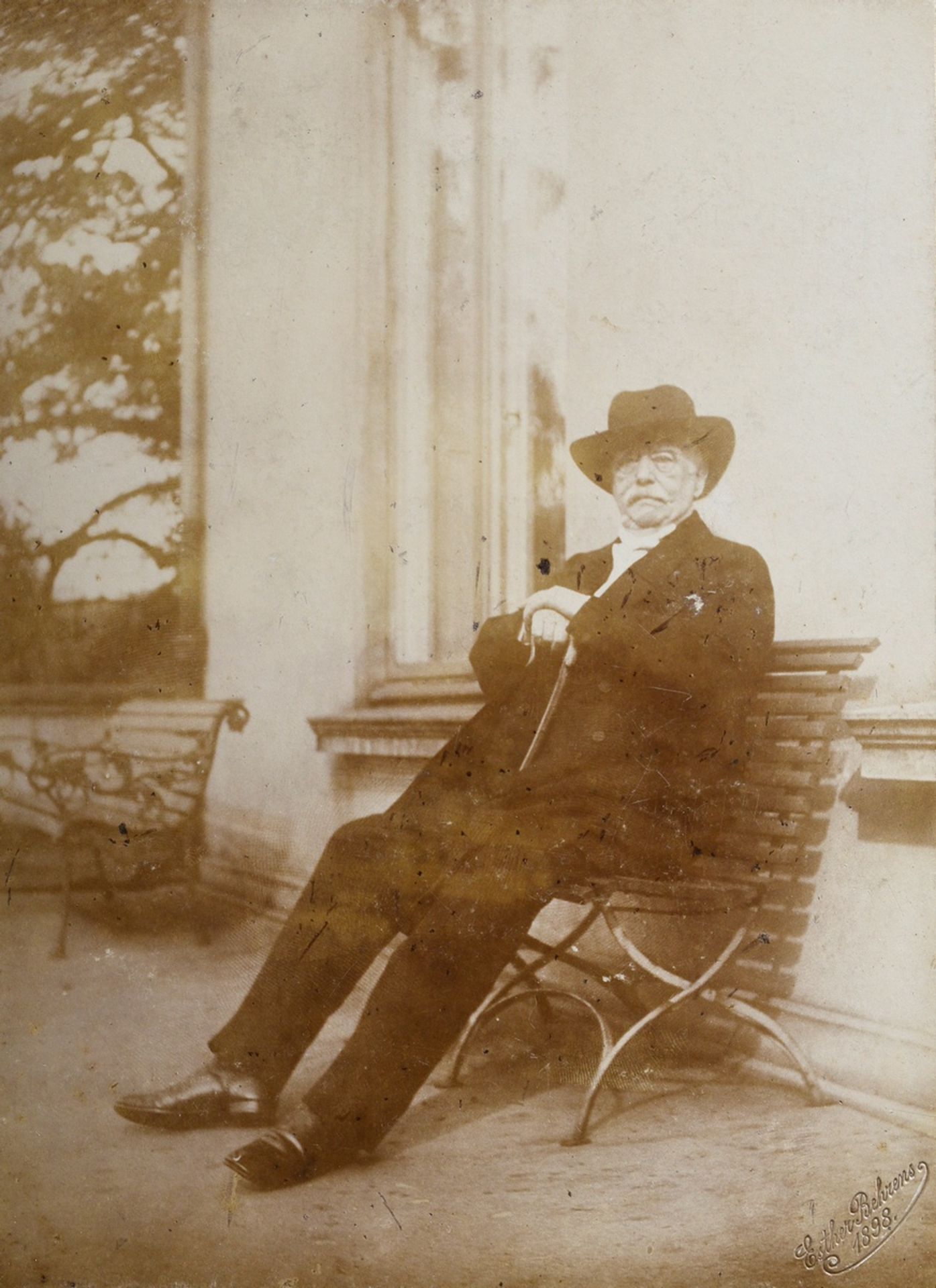 Fotografie "Fürst Otto von Bismarck auf Gartenbank vor Schloss Friedrichsruh", u. bez./dat. "v. Bis