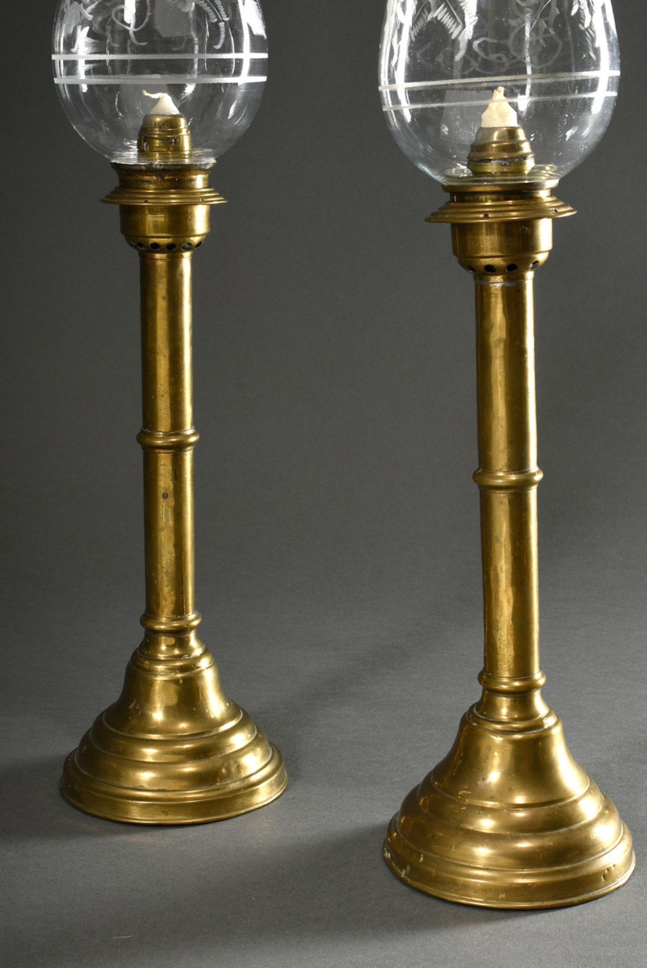 Pair of brass lanterns in plain façon with floral cut glass shades and fused blue rim, h. 55/56cm,  - Image 3 of 6
