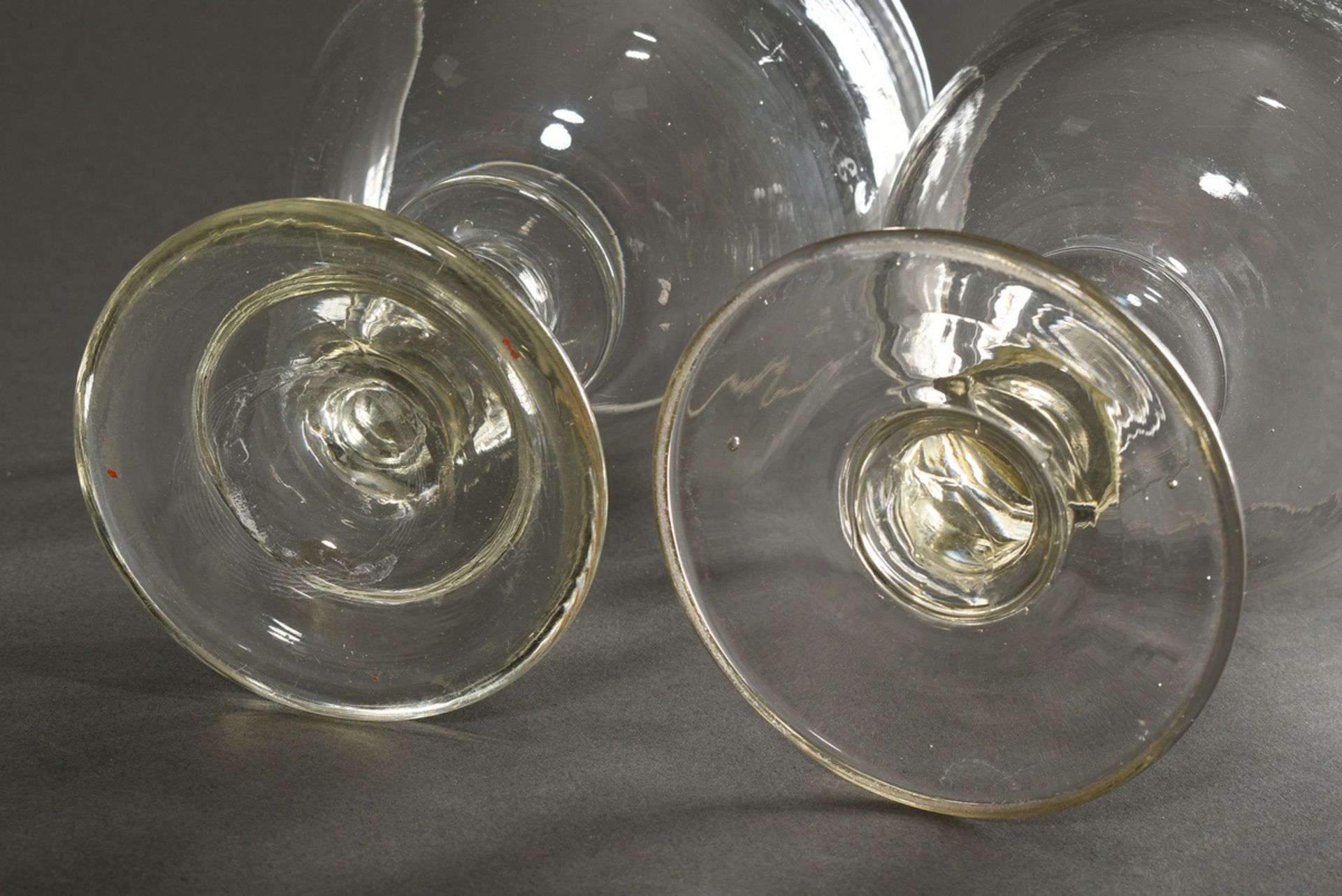 2 Diverse große Berliner Weiße Gläser mit gedrücktem Nodus im Stiel und aufgelegtem weißen Rand, Ei - Bild 3 aus 3