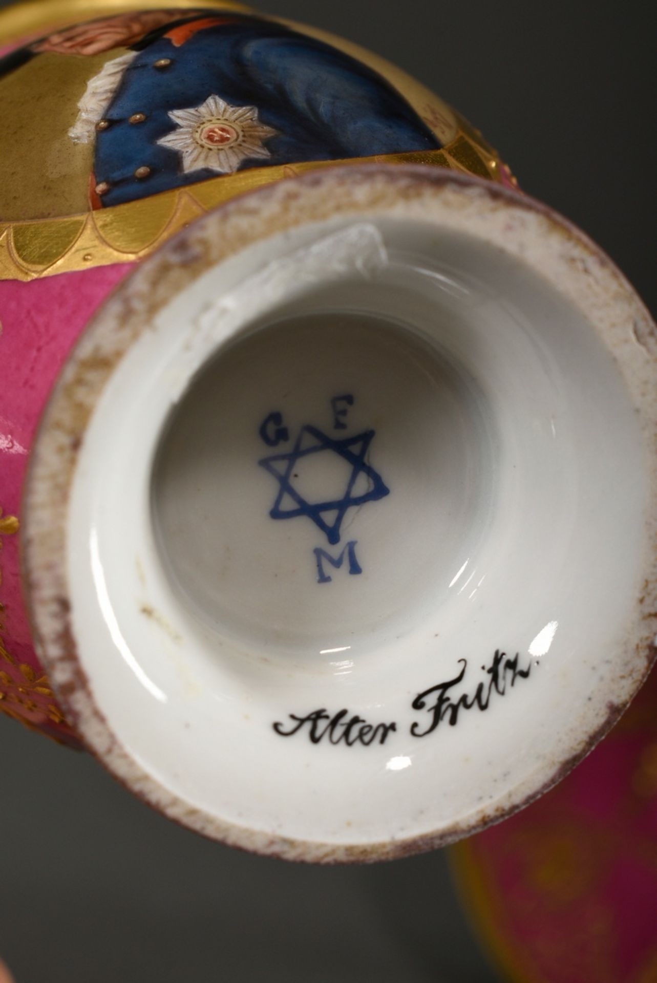 Porcelain cup in Empire shape with flawless portrait reserve "Alter Fritz" (signed Geyer) on rosé b - Image 5 of 7