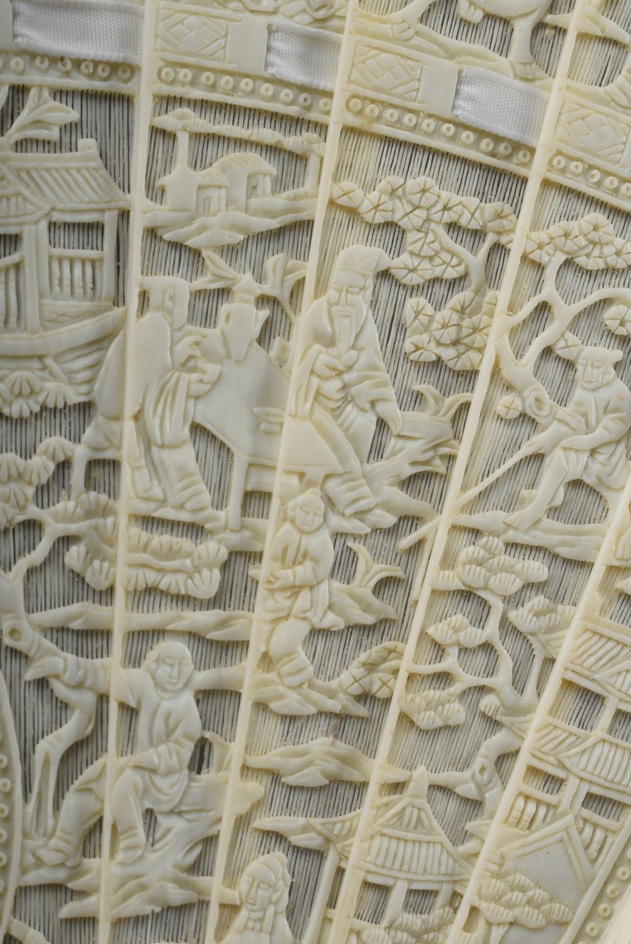 Ivory brisée fan with finest carvings "Chinese genre scenes" and central monogram "MB", Canton end  - Image 6 of 8