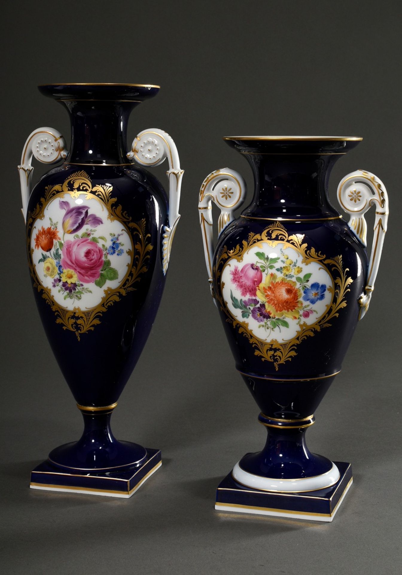 2 Diverse Meissen Doppelhenkel Vasen mit polychromer Malerei „Blumenbouquet“ in Goldkartuschen auf 