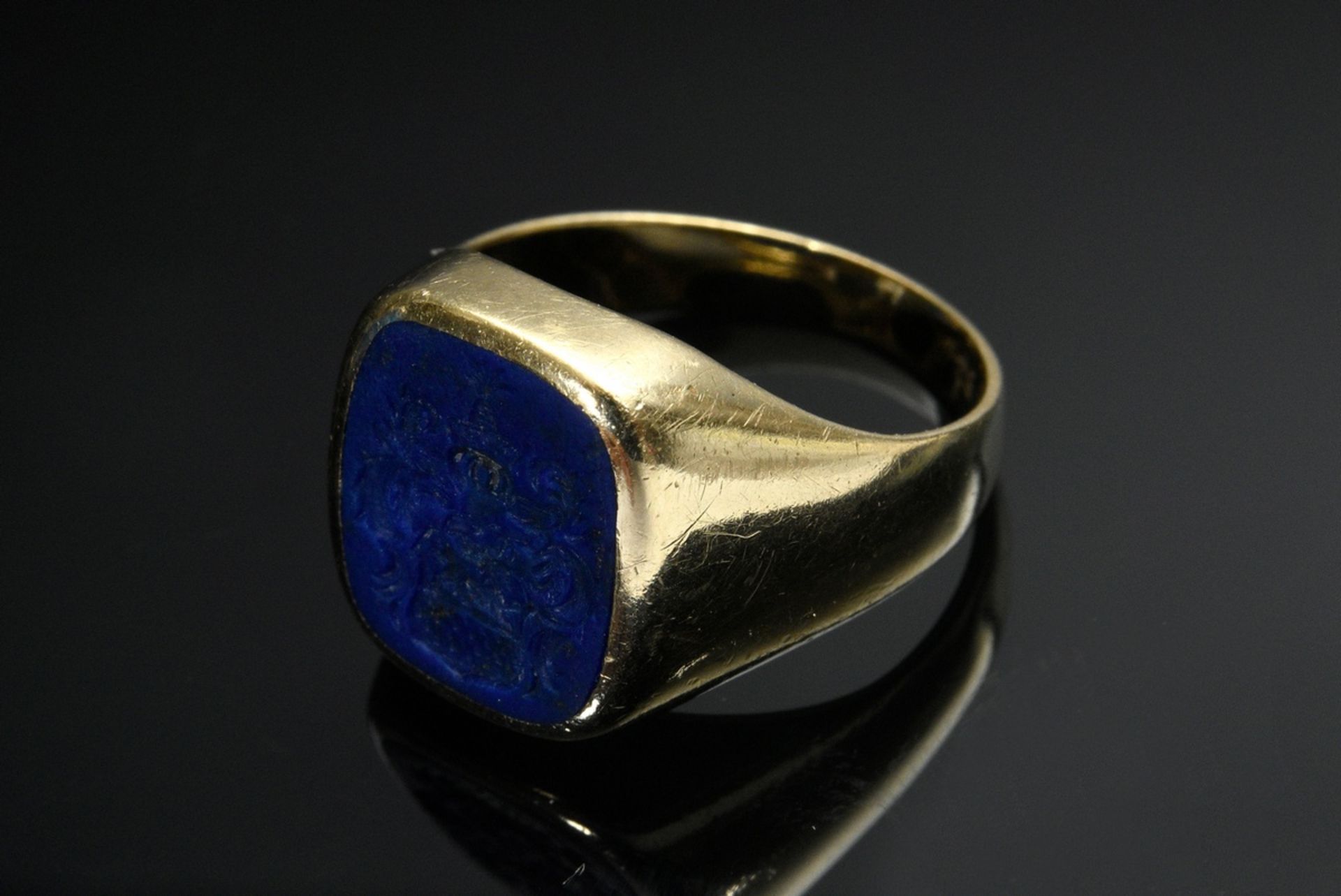 2 Various pieces of yellow gold 585 jewellery: 1 signet ring with engraved lapis lazuli plate (5,9g - Image 3 of 4
