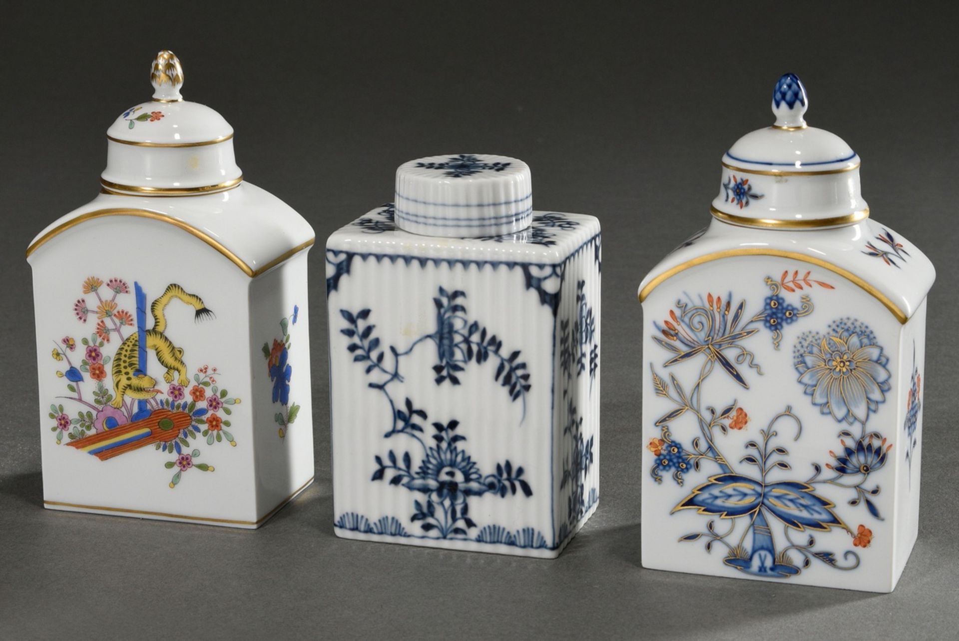 3 Diverse Meissen Teedosen in unterschiedlichen Dekoren: 1x "Strohblumenmuster" in Blaumalerei auf 