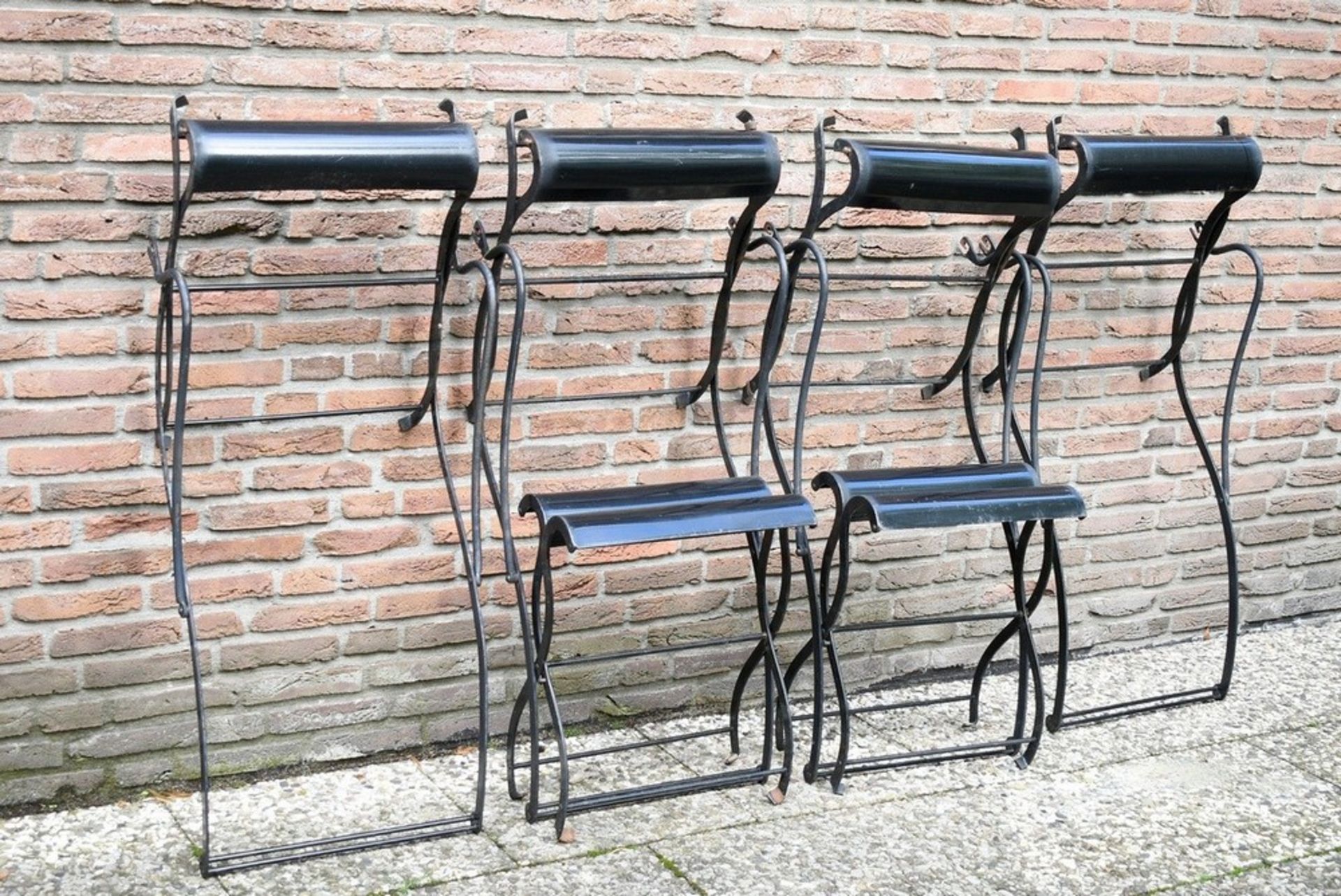 6 Various pieces of French garden furniture: 4 armchairs (h. 35/94cm) and 2 stools (37x55x50,5cm) w - Image 5 of 5