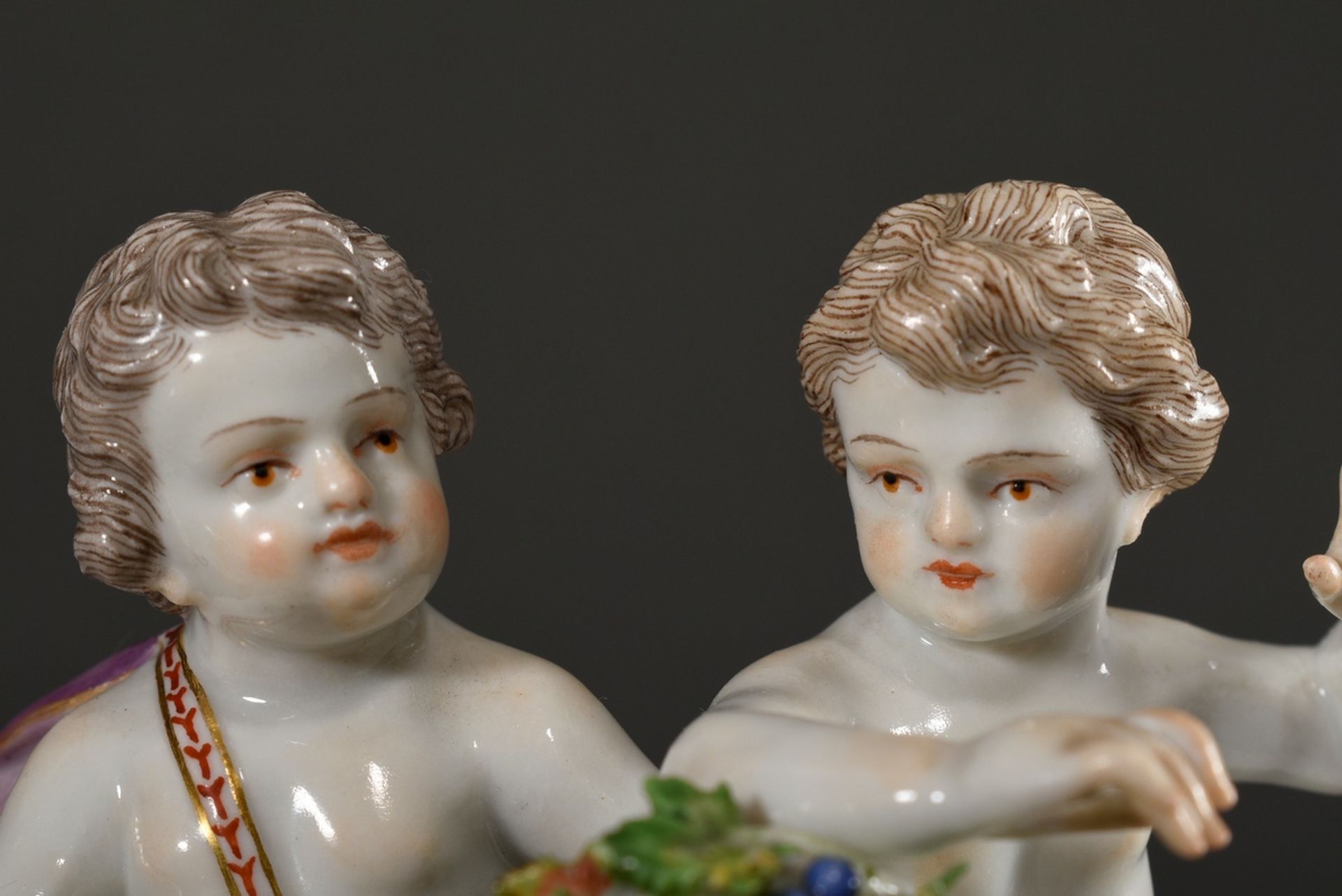 Meissen Figur „Paar Putti mit Blütenkranz und Vogel“, polychrom staffiert, Entw.: Christian Gottfri - Bild 6 aus 7