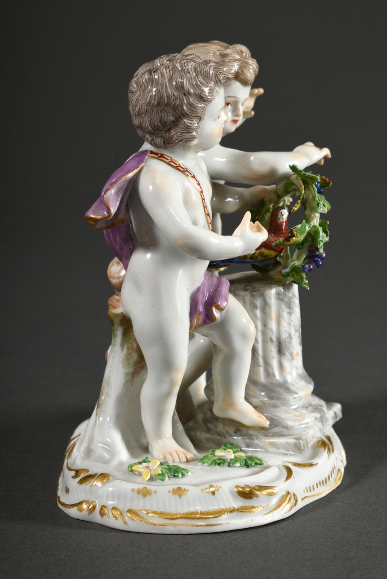 Meissen Figur „Paar Putti mit Blütenkranz und Vogel“, polychrom staffiert, Entw.: Christian Gottfri - Bild 2 aus 7