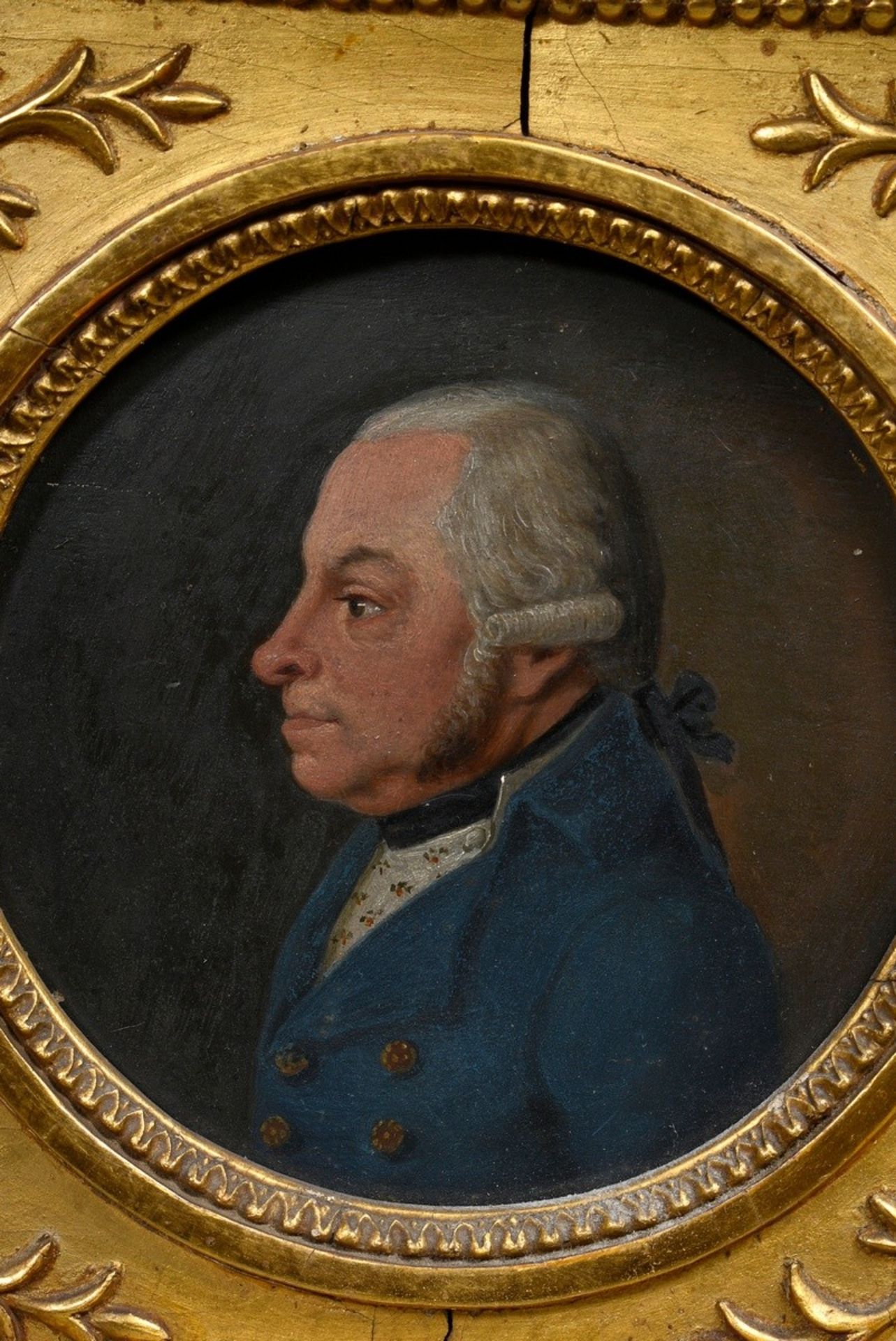 Unknown artist of the 19th c. "Portrait of a gentleman to the left", oil/wood, in gilded round fram - Image 2 of 3