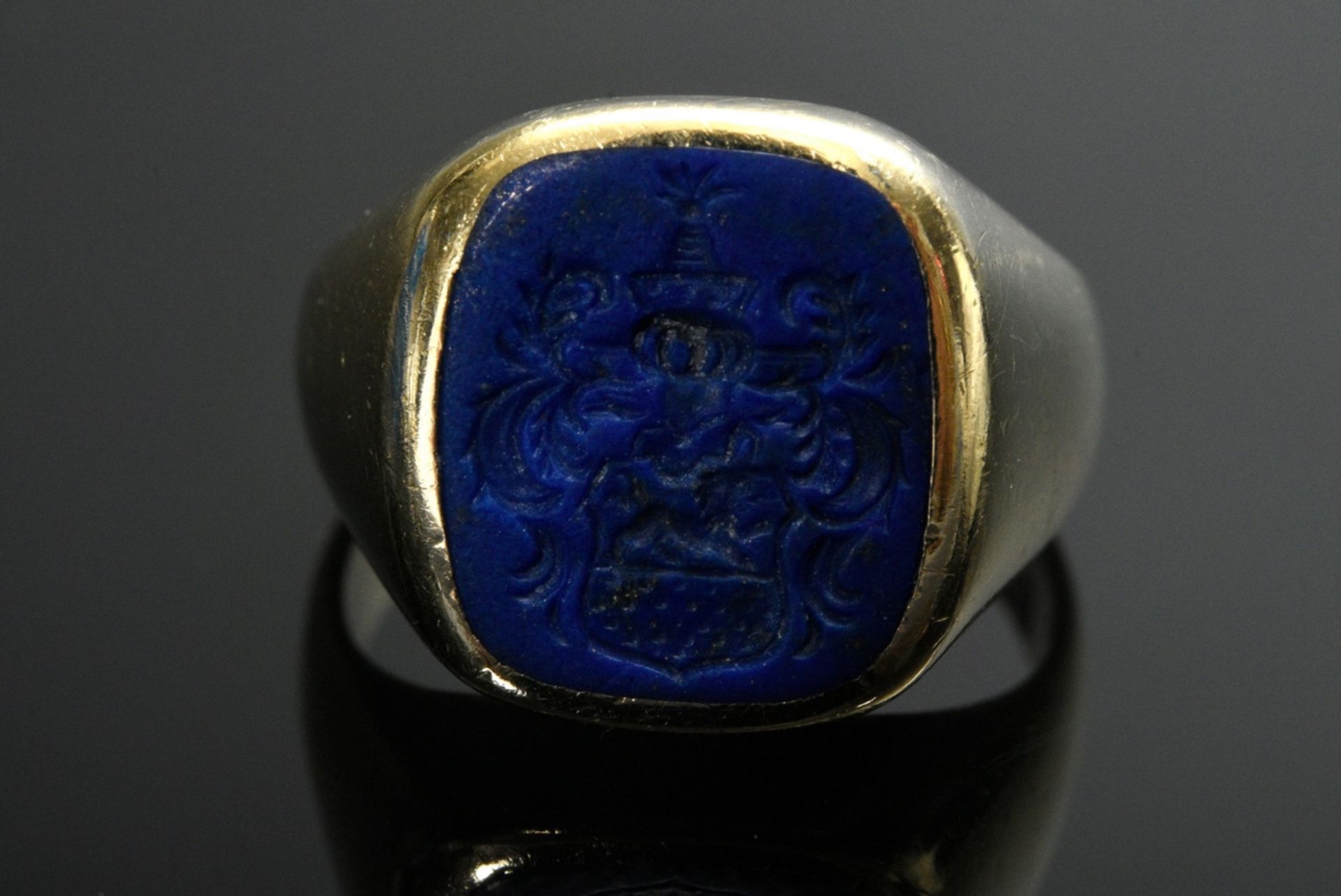 2 Various pieces of yellow gold 585 jewellery: 1 signet ring with engraved lapis lazuli plate (5,9g - Image 4 of 4