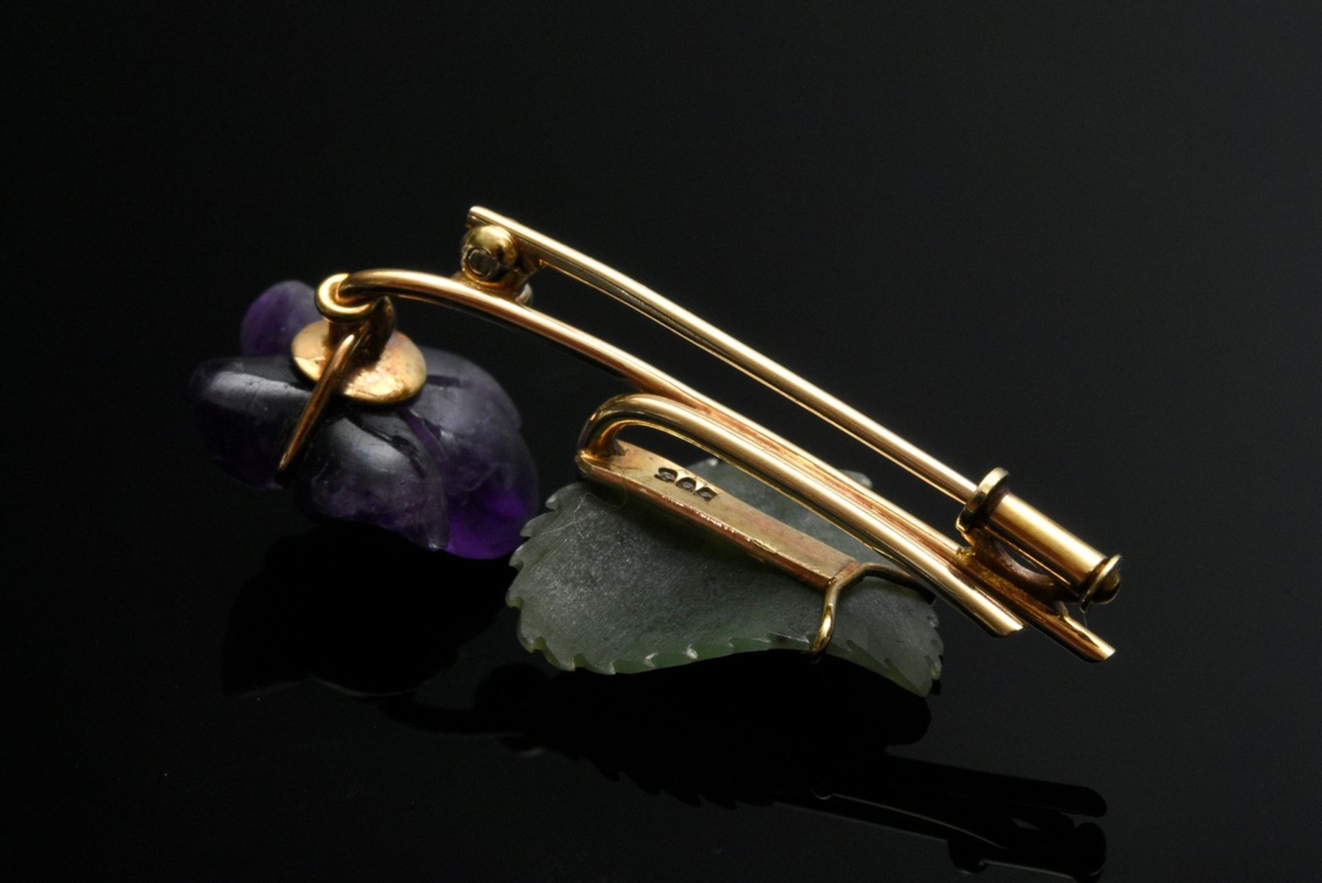 Fine yellow gold 585 pin "Violet" with nephrite leaf, amethyst flower (bumped) and octagon diamond  - Image 3 of 3