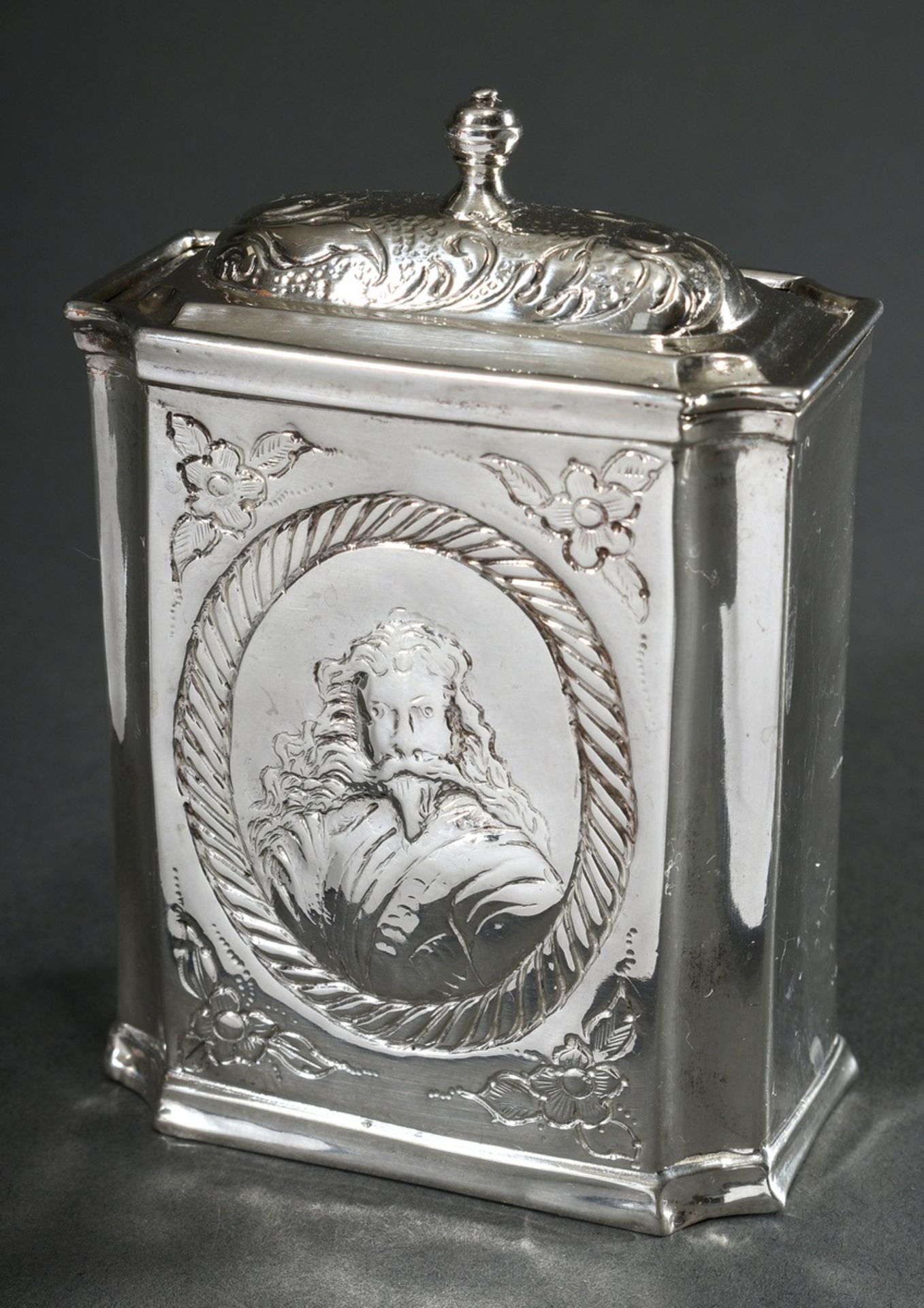 Lübeck tea caddy with sliding lid and two portrait medallions "Lord and Lady" in oval cartouches wi