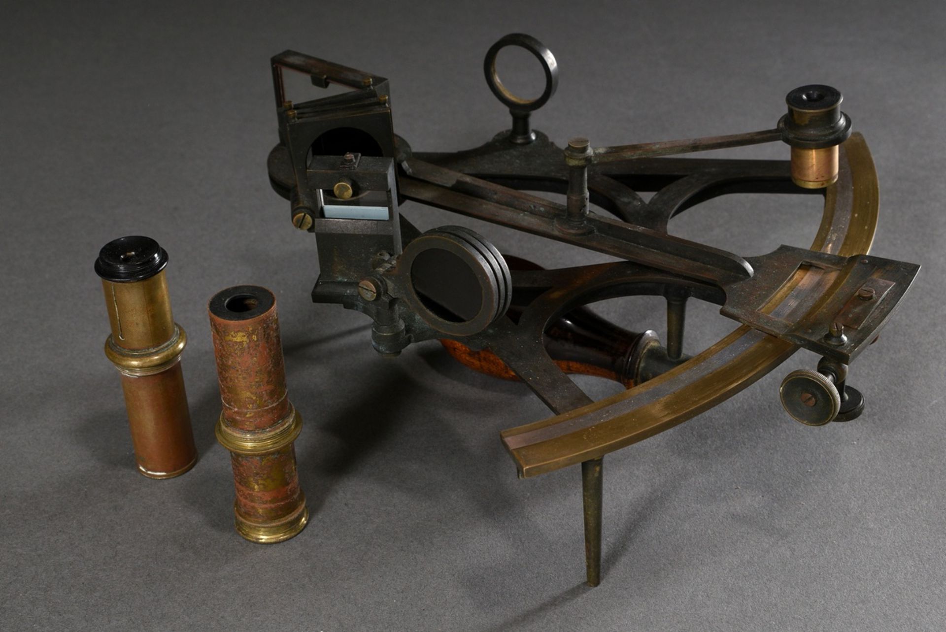 Englischer Messing Marine-Sextant in Original Holzkasten "R.M. Barrett, West India Road, London", i - Bild 2 aus 6