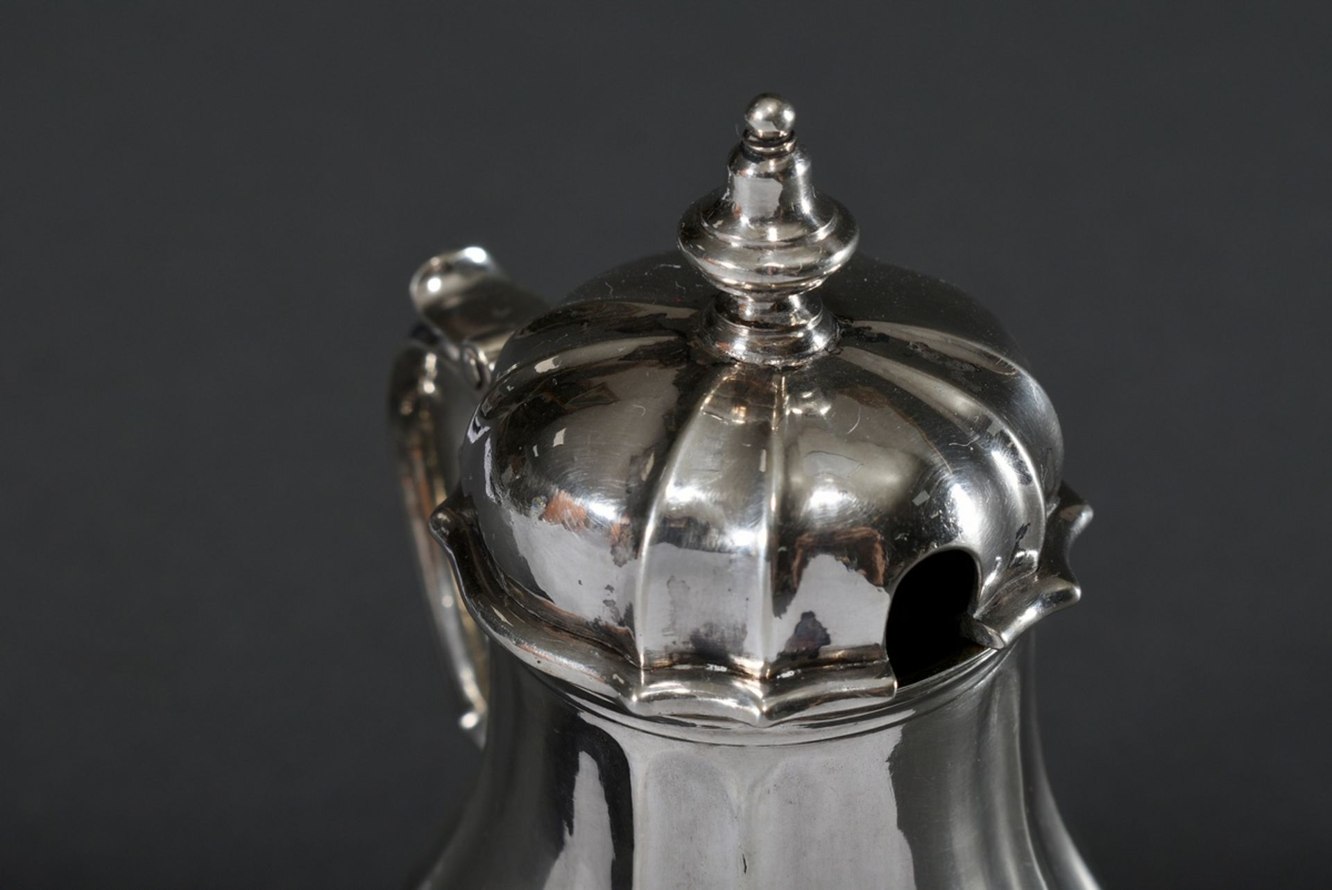 Baroque mustard vessel with straight lines, hinged lid with spoon recess and volute handle on four- - Image 3 of 7