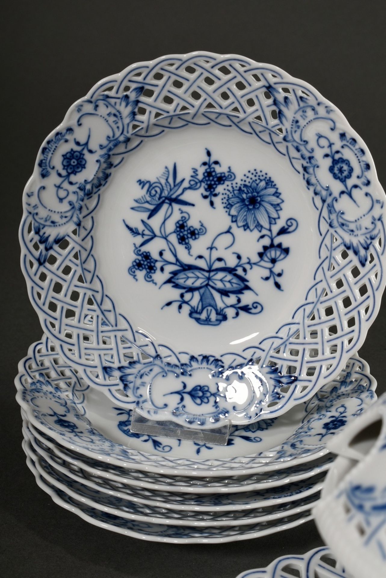 13 pieces Meissen service "Zwiebelmuster", 20th c., consisting of: 1 small tureen with breakthrough - Image 3 of 5