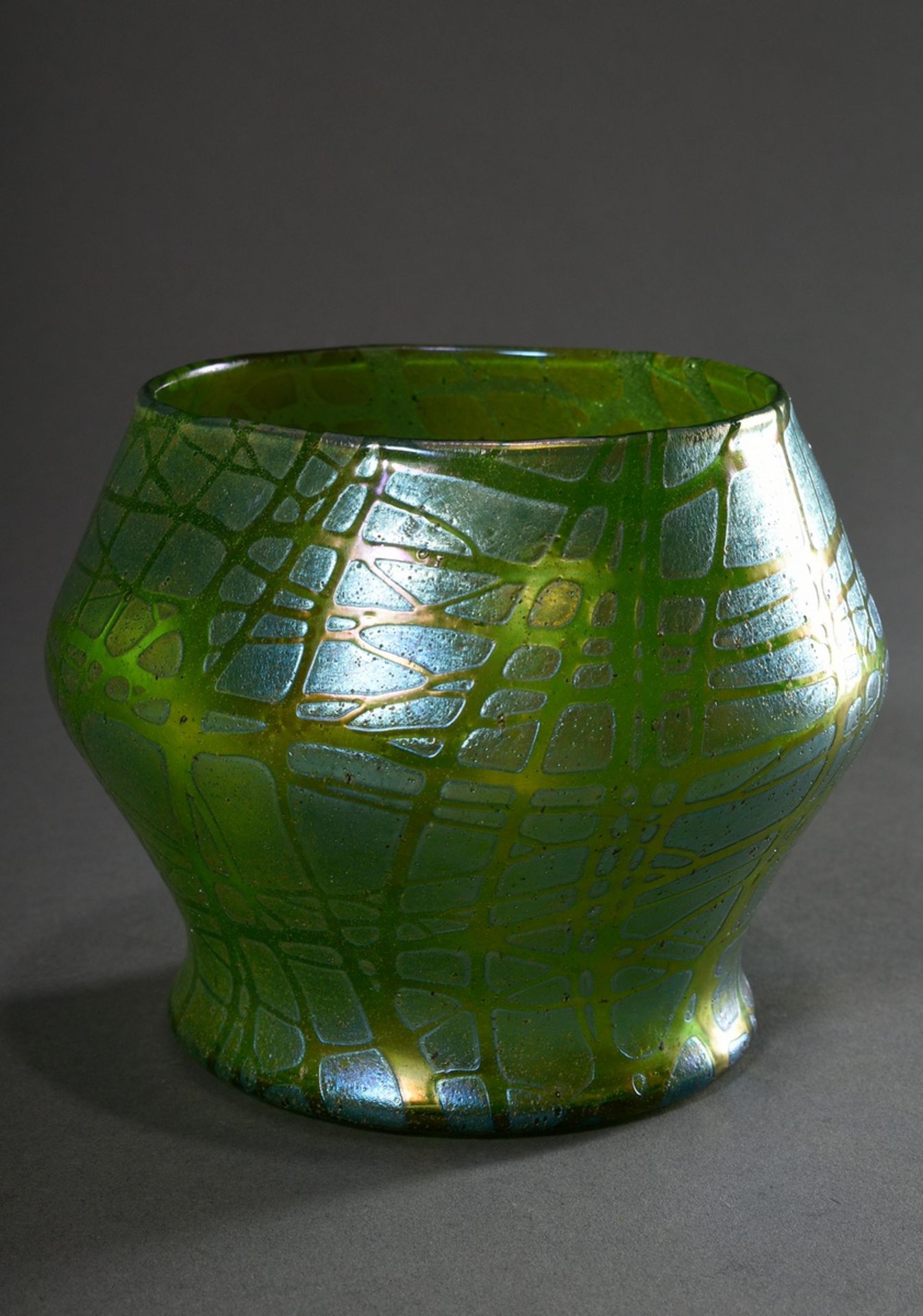 Niedrige Loetz Wwe. Vase mit geometrischem Korpus und grün-blau irisierendem "Crete Pampas" Dekor, 
