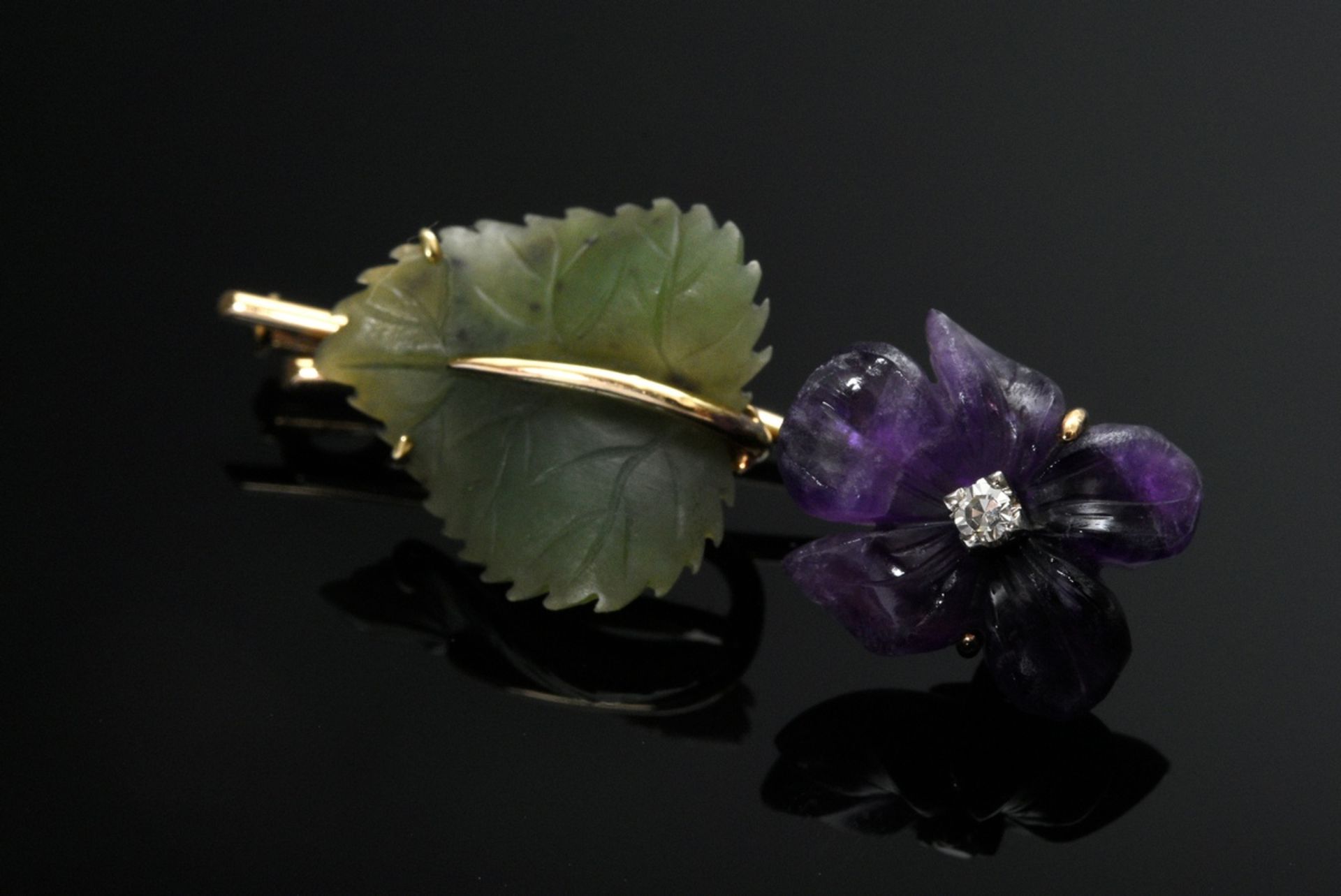 Fine yellow gold 585 pin "Violet" with nephrite leaf, amethyst flower (bumped) and octagon diamond  - Image 2 of 3