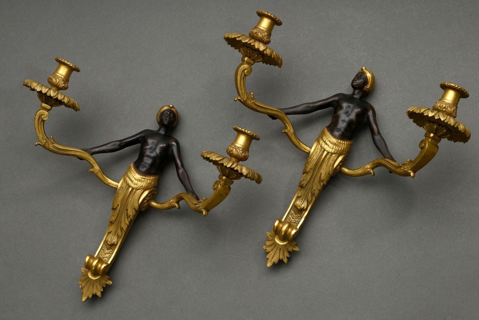 Paar figürliche 2flammige Wandarme mit turbantragenden Hermen und Blattvoluten, Bronze feuervergold