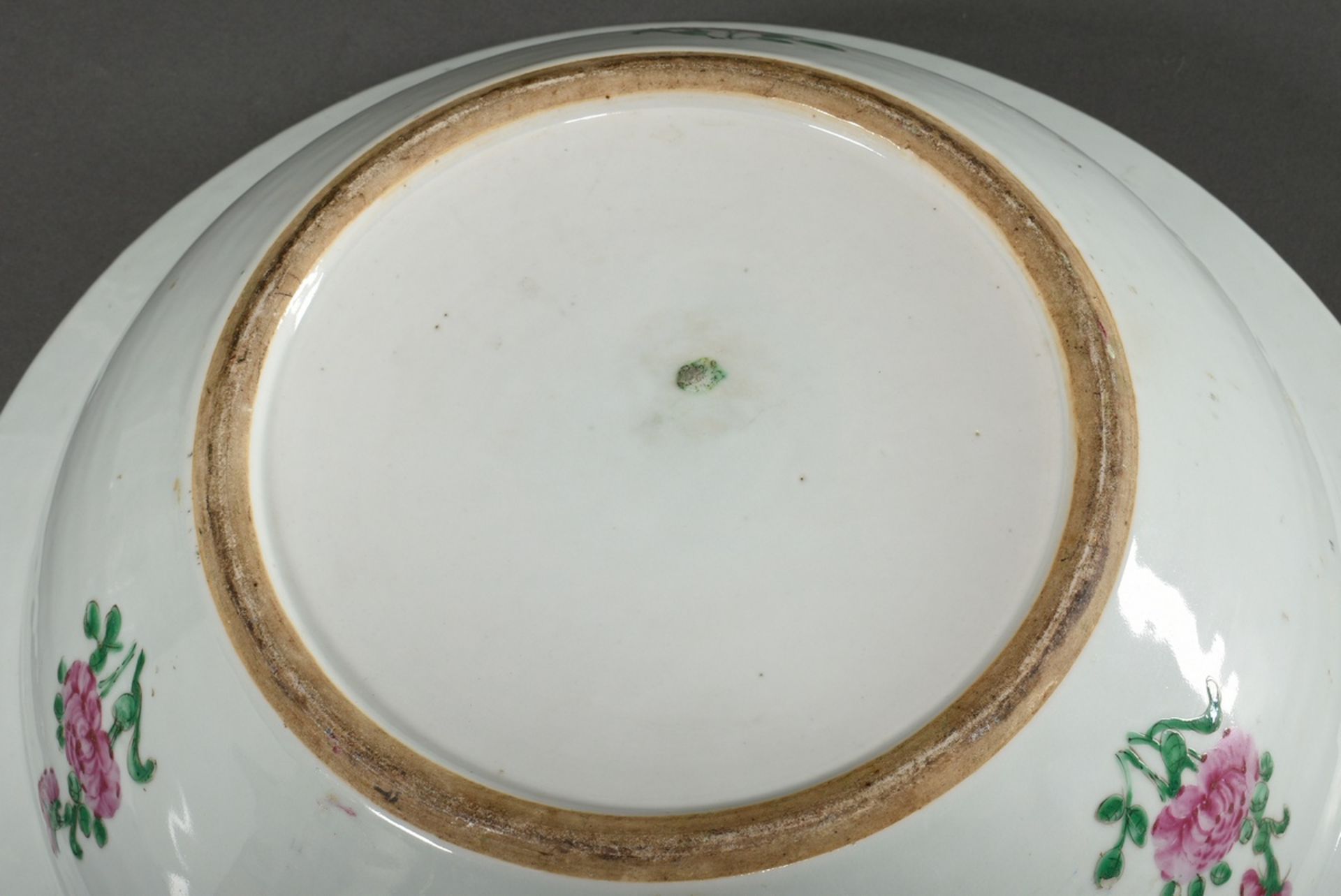 A very large Canton porcelain bowl with polychrome, partly opaque Famille Rose enamel painting, in  - Image 5 of 9