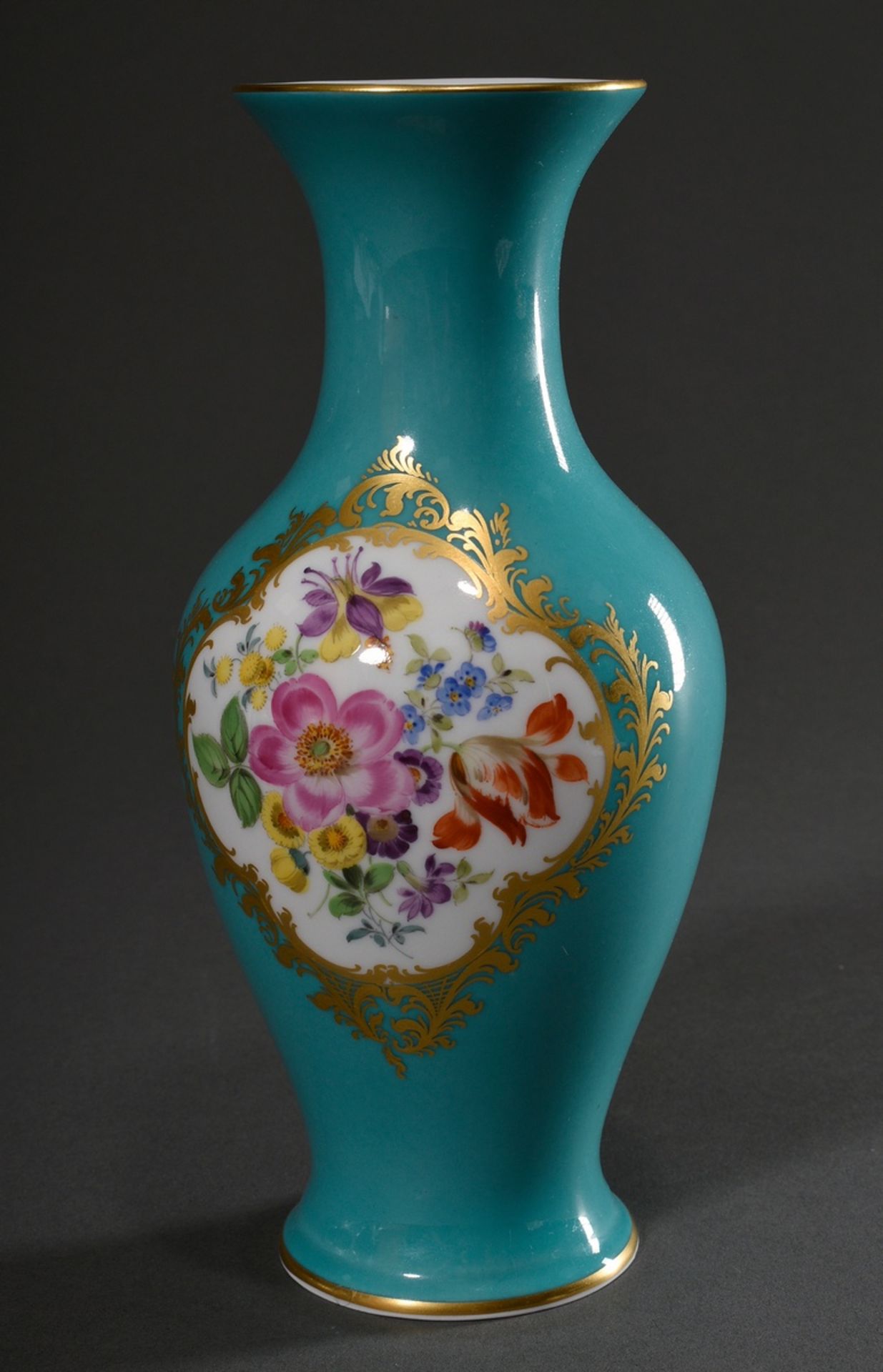 Meissen Vase mit polychromer Malerei „Blumenbouquet“ in Goldkartusche auf türkisem Fond, 20.Jh., Mo