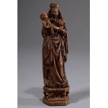 Kleine Schnitzerei „Madonna mit Kind“, Eichenholz geschnitzt und dunkel gebeizt, ehemals farbig ge