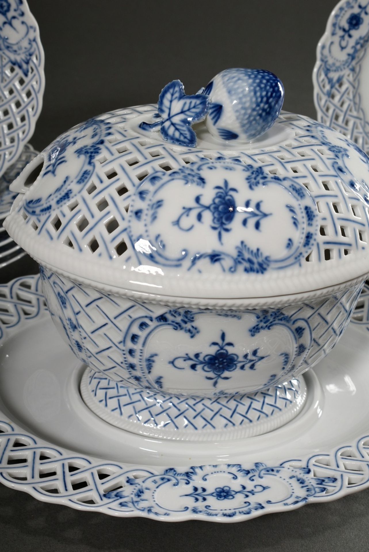 13 pieces Meissen service "Zwiebelmuster", 20th c., consisting of: 1 small tureen with breakthrough - Image 2 of 5