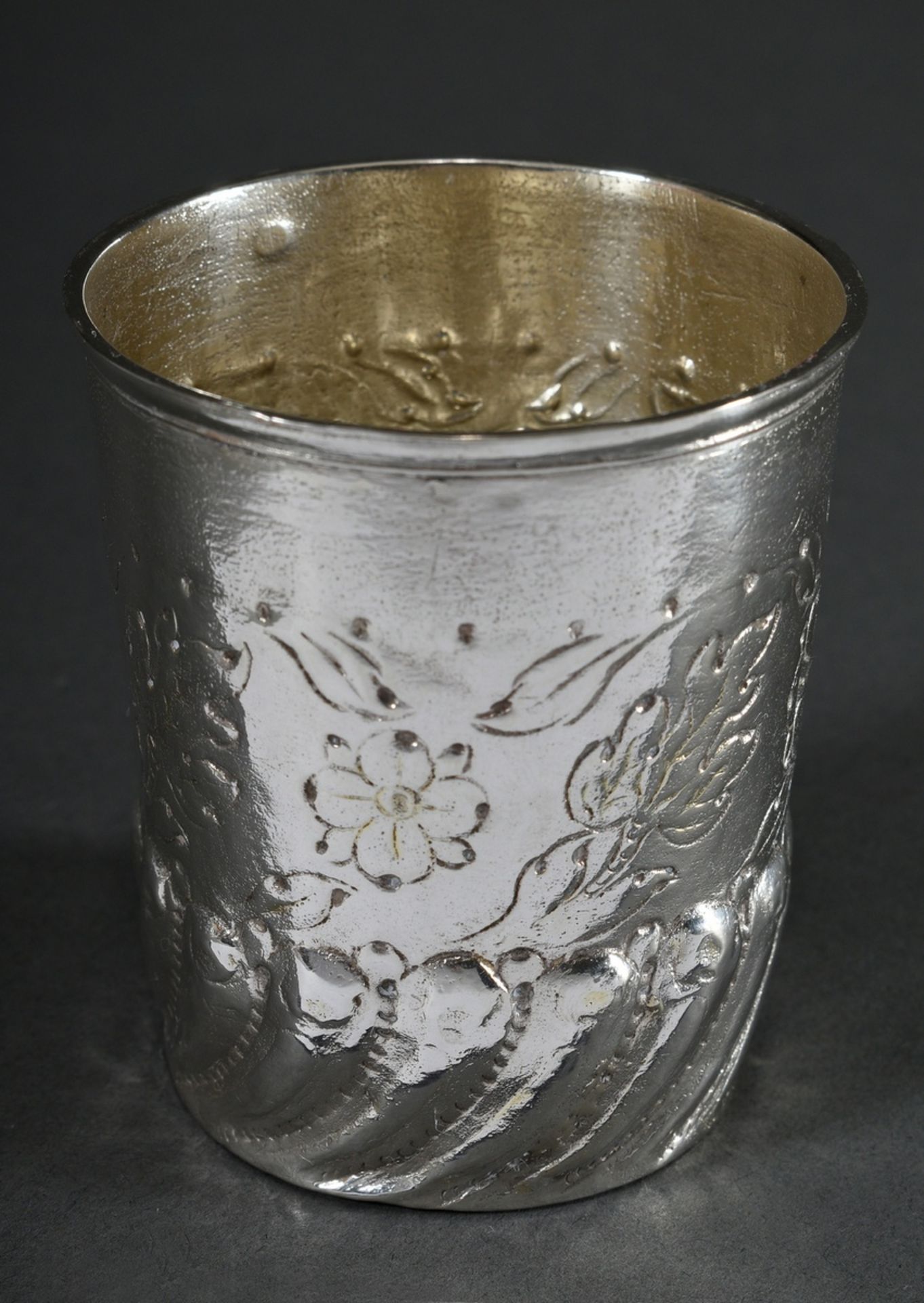 Naumburg baroque cup with godroned base zone and engraved floral frieze, MZ chased, on the rim hall