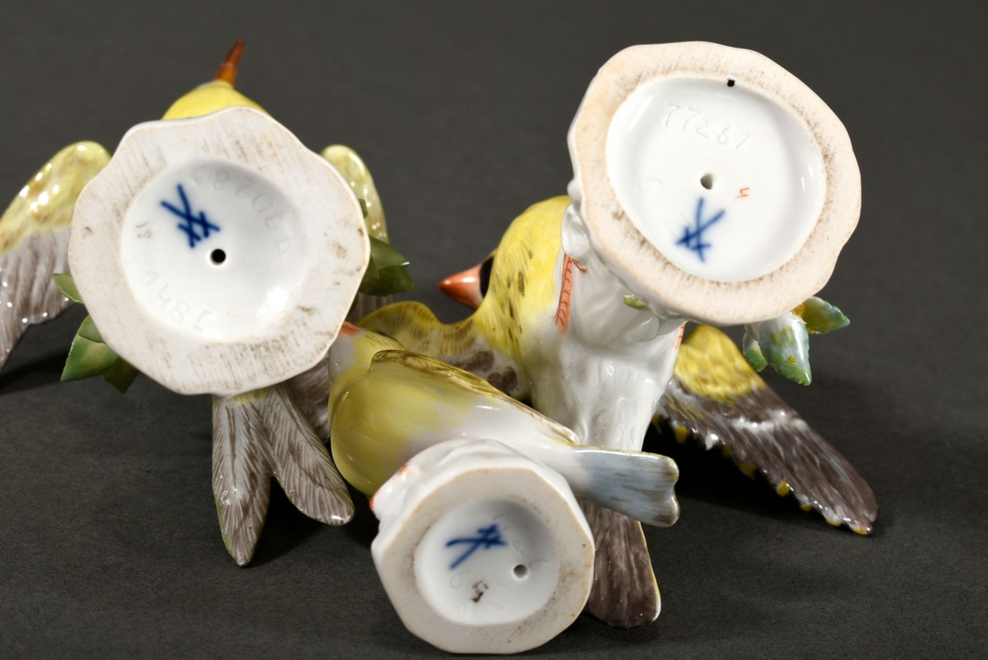 3 Diverse polychrom staffierte Meissen Miniaturfiguren „Vögel“, 20.Jh.: "Grünfink" (Modellnr.: 7726 - Bild 2 aus 3