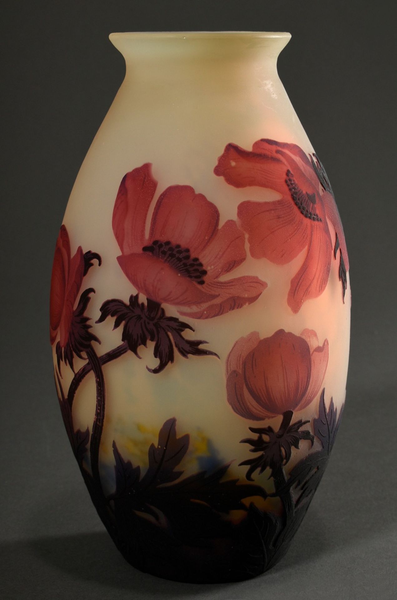 Fein geschliffene Muller Frères Jugendstil Vase mit mattem violett-rotem Überfangdekor "Anemonen", 