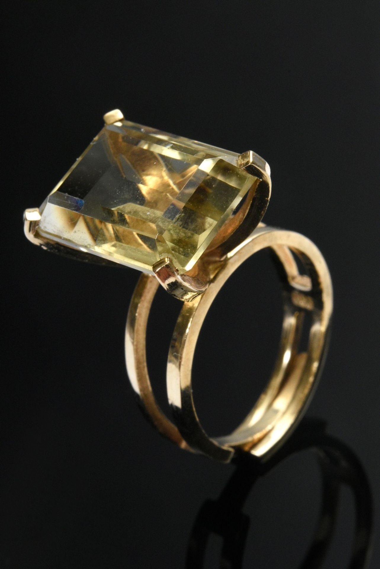 High set modern yellow gold 585 ring with Yellow Citrine (ca. 11.16ct) in adjustable ring band, 7,1