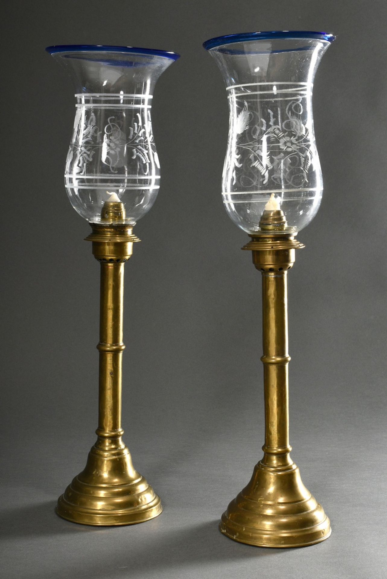 Pair of brass lanterns in plain façon with floral cut glass shades and fused blue rim, h. 55/56cm, 