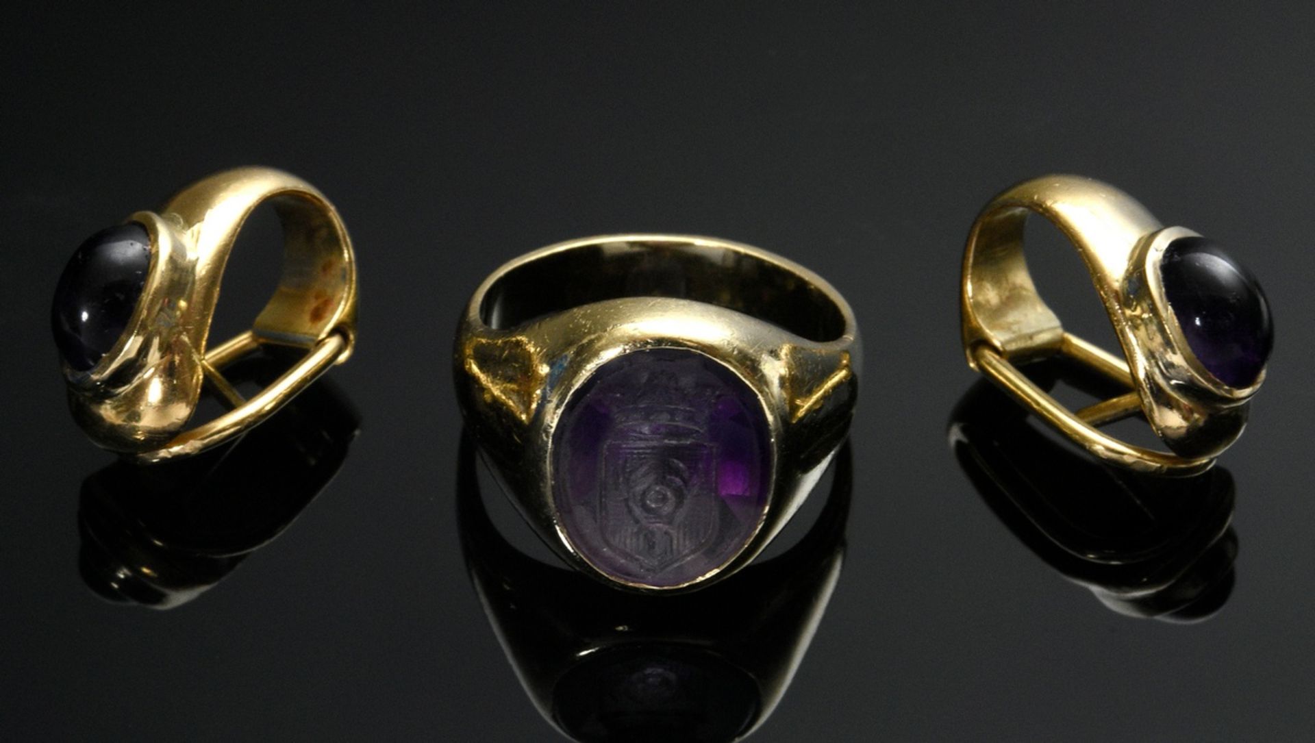 3 pieces of amethyst jewellery: yellow gold 585 signet ring with coat of arms engraving (5,7g, size