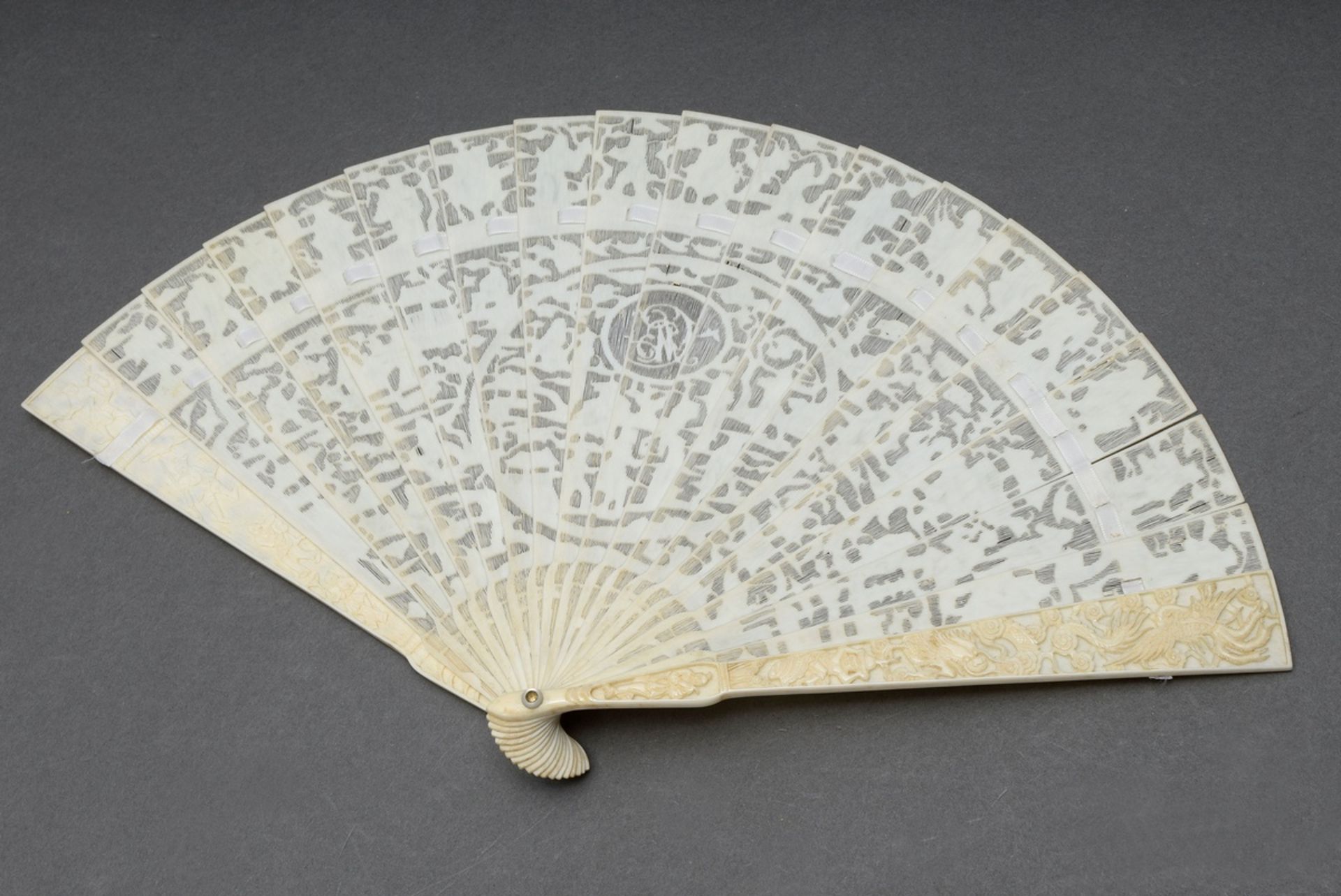 Ivory brisée fan with finest carvings "Chinese genre scenes" and central monogram "MB", Canton end  - Image 2 of 8