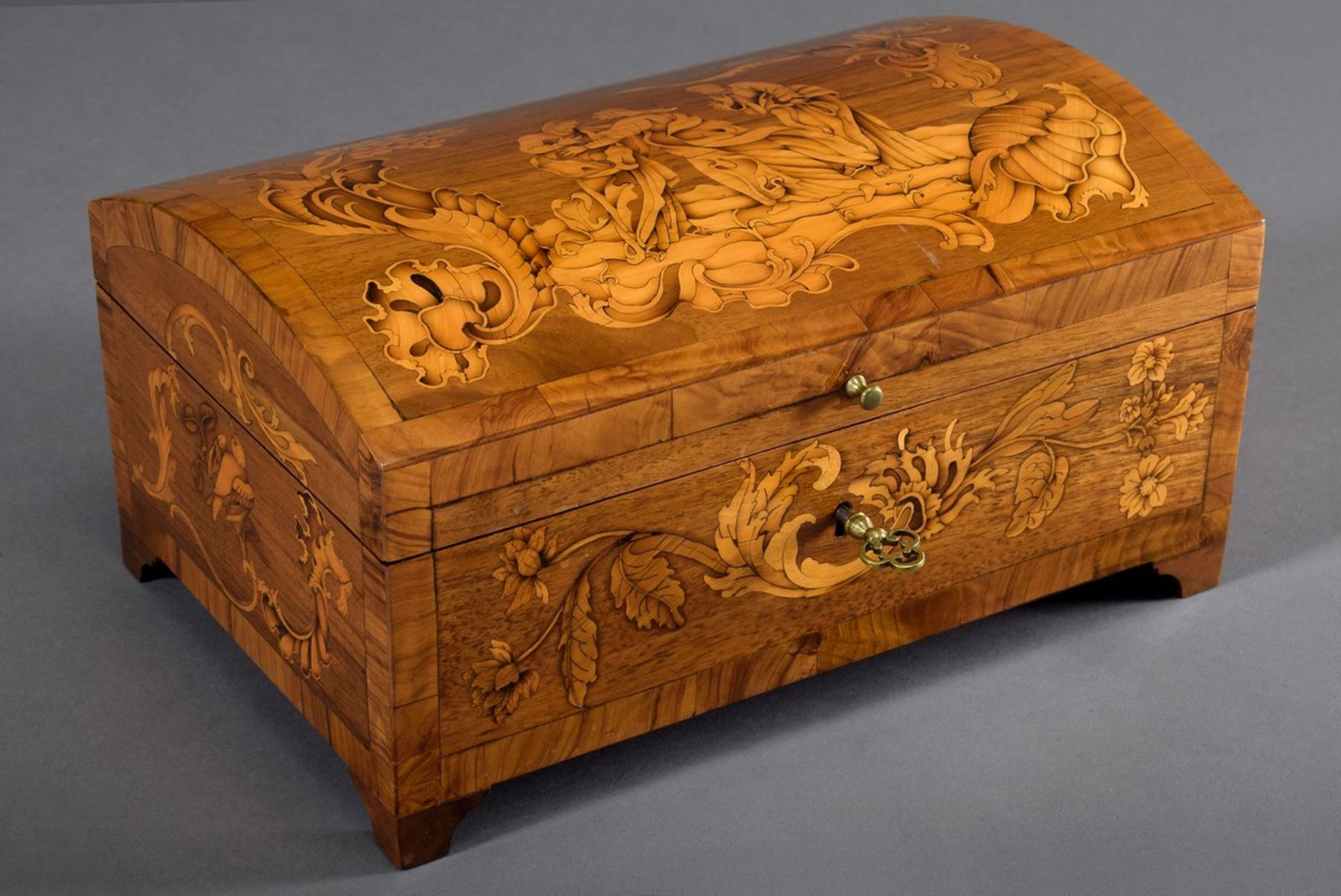 Richly inlaid box in chest form with round lid and biblical picture marquetry "Encounter between Ma