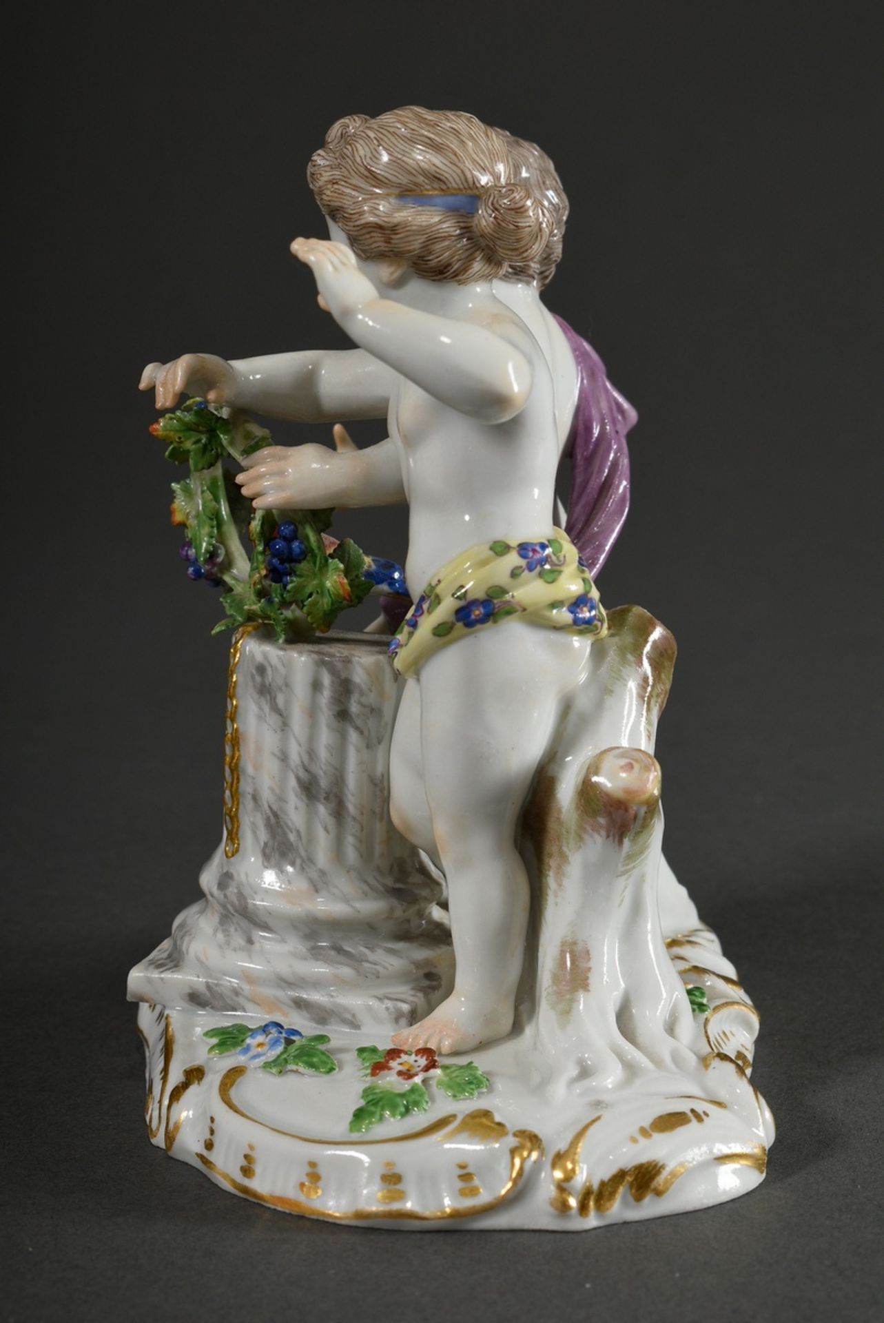 Meissen Figur „Paar Putti mit Blütenkranz und Vogel“, polychrom staffiert, Entw.: Christian Gottfri - Bild 4 aus 7