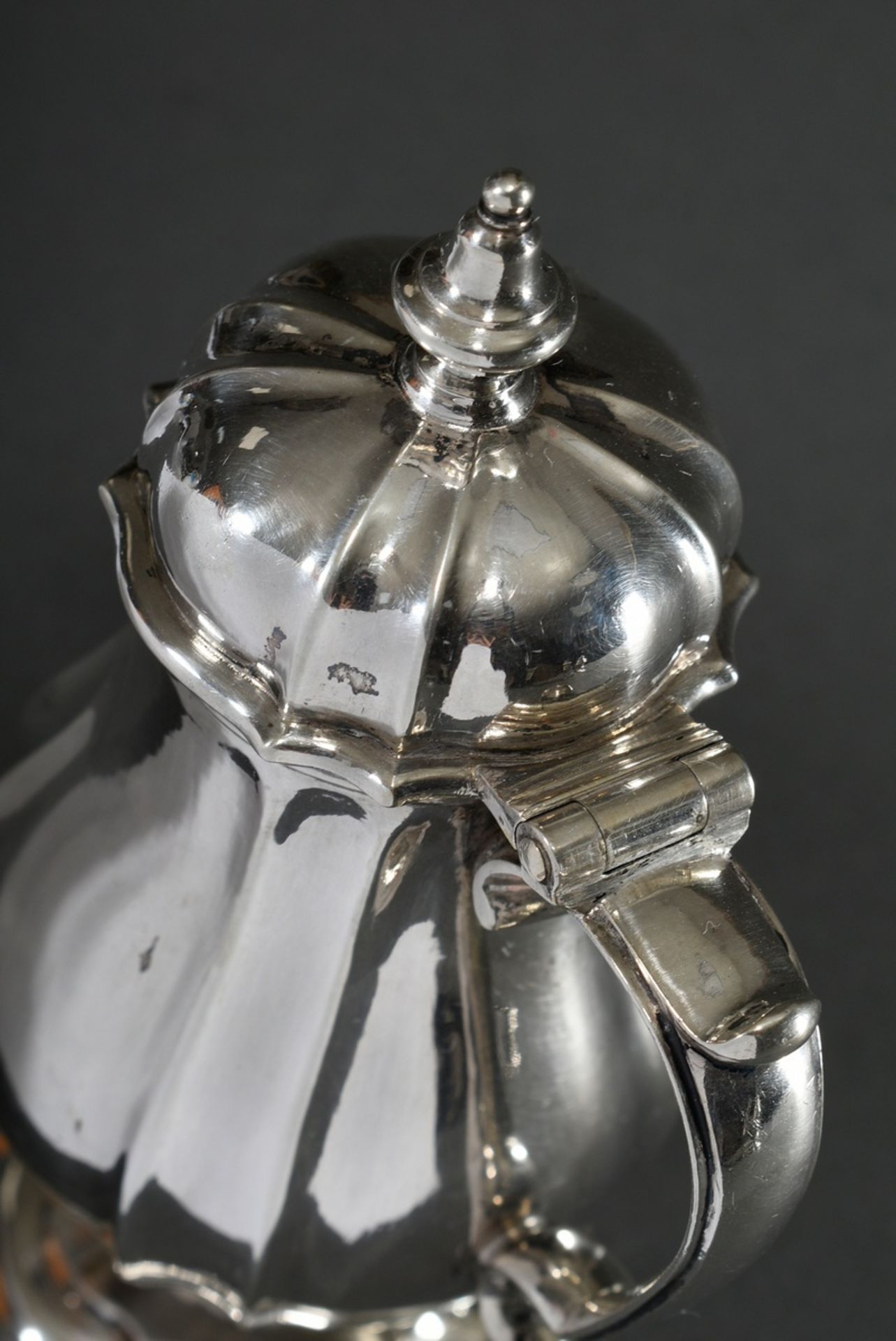 Baroque mustard vessel with straight lines, hinged lid with spoon recess and volute handle on four- - Image 5 of 7