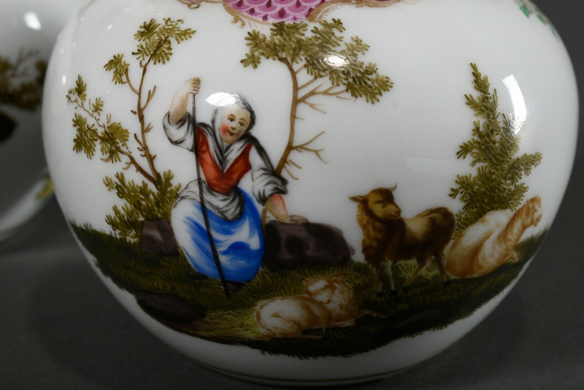 Paar Meissen Flakons in Kalebassen Form mit polychromer Malerei „Schäfer und Schäferin mit Schafen“ - Bild 3 aus 8