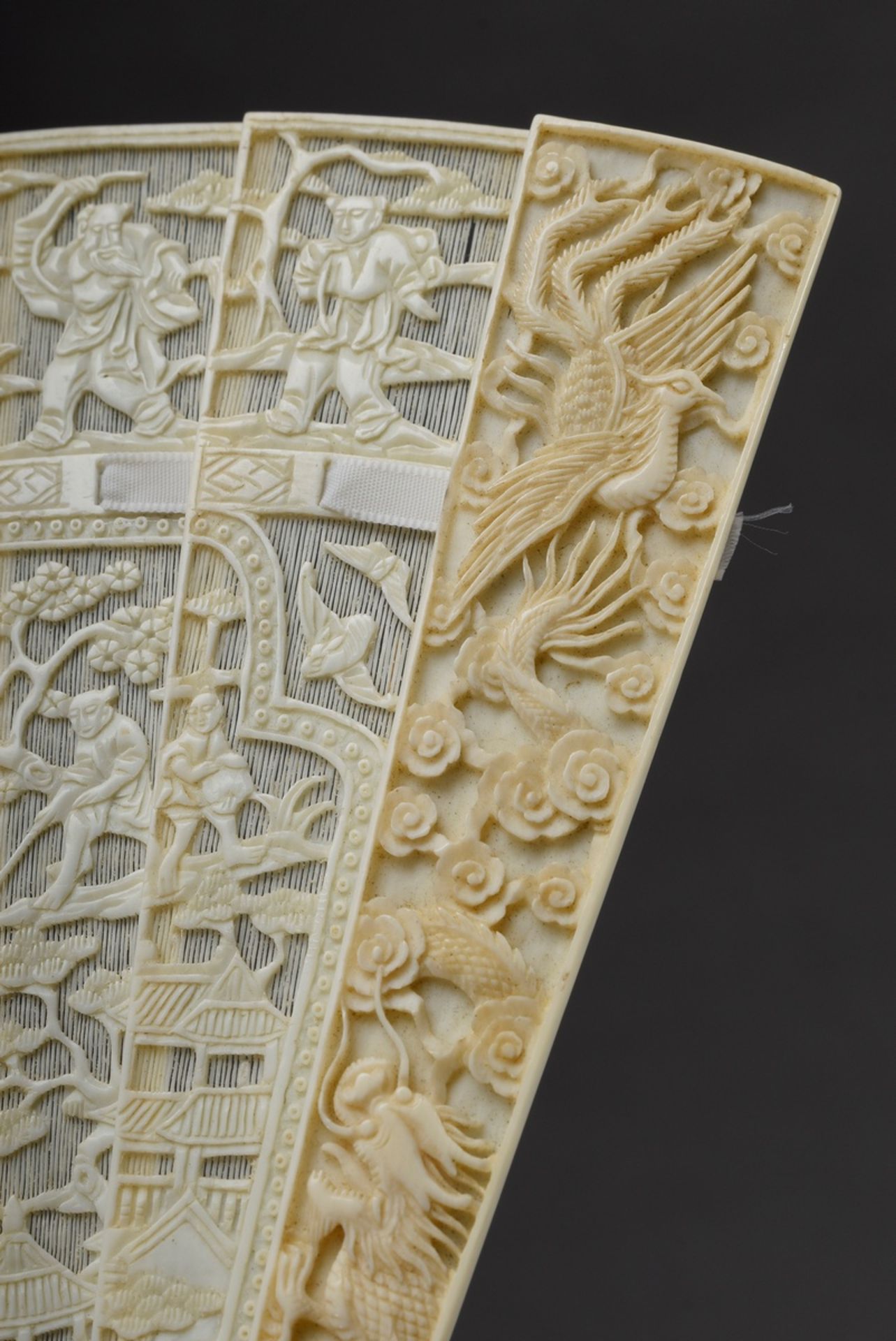 Ivory brisée fan with finest carvings "Chinese genre scenes" and central monogram "MB", Canton end  - Image 5 of 8