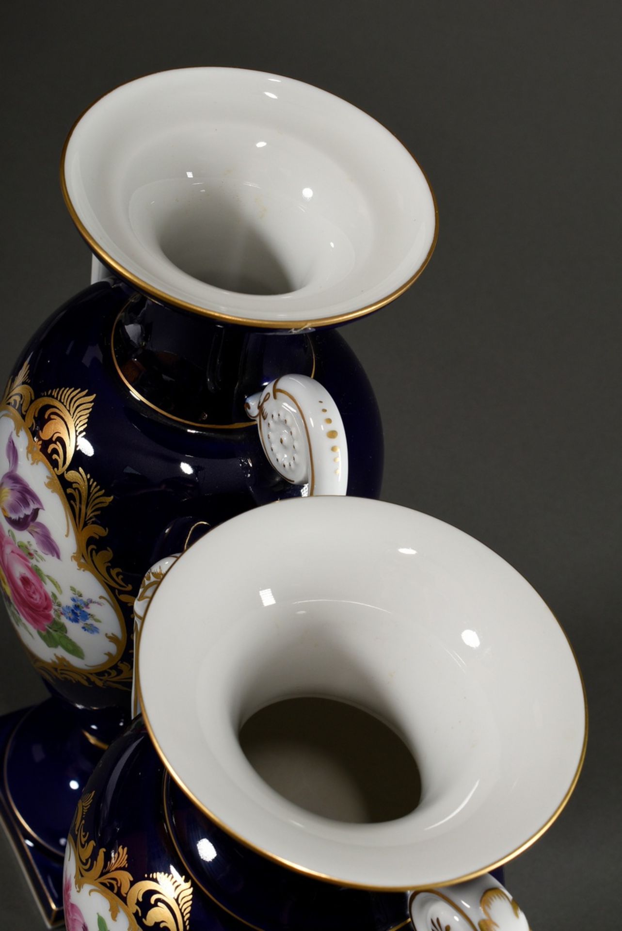 2 Diverse Meissen Doppelhenkel Vasen mit polychromer Malerei „Blumenbouquet“ in Goldkartuschen auf  - Bild 3 aus 6