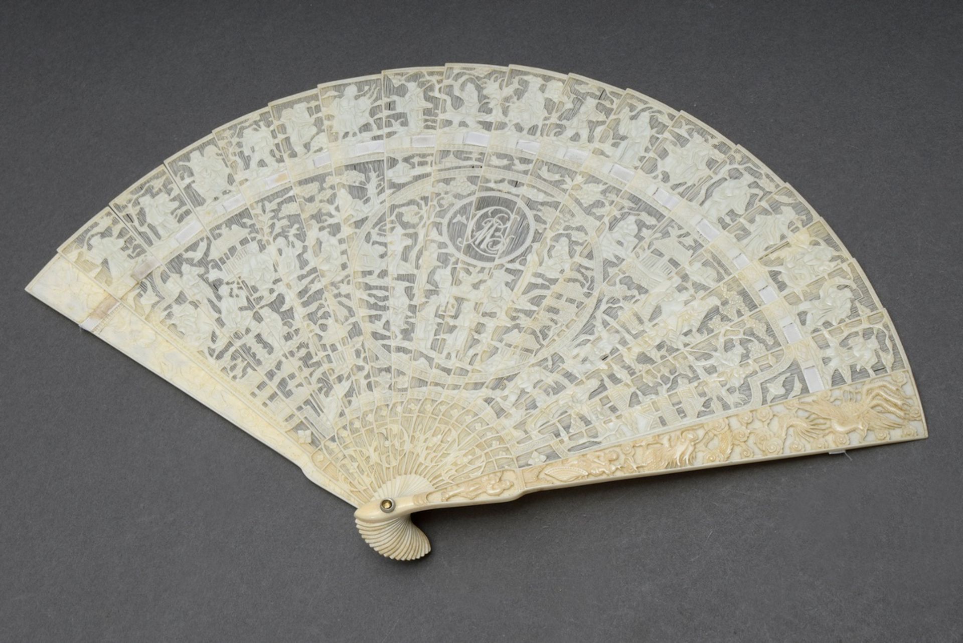 Ivory brisée fan with finest carvings "Chinese genre scenes" and central monogram "MB", Canton end  - Image 3 of 8