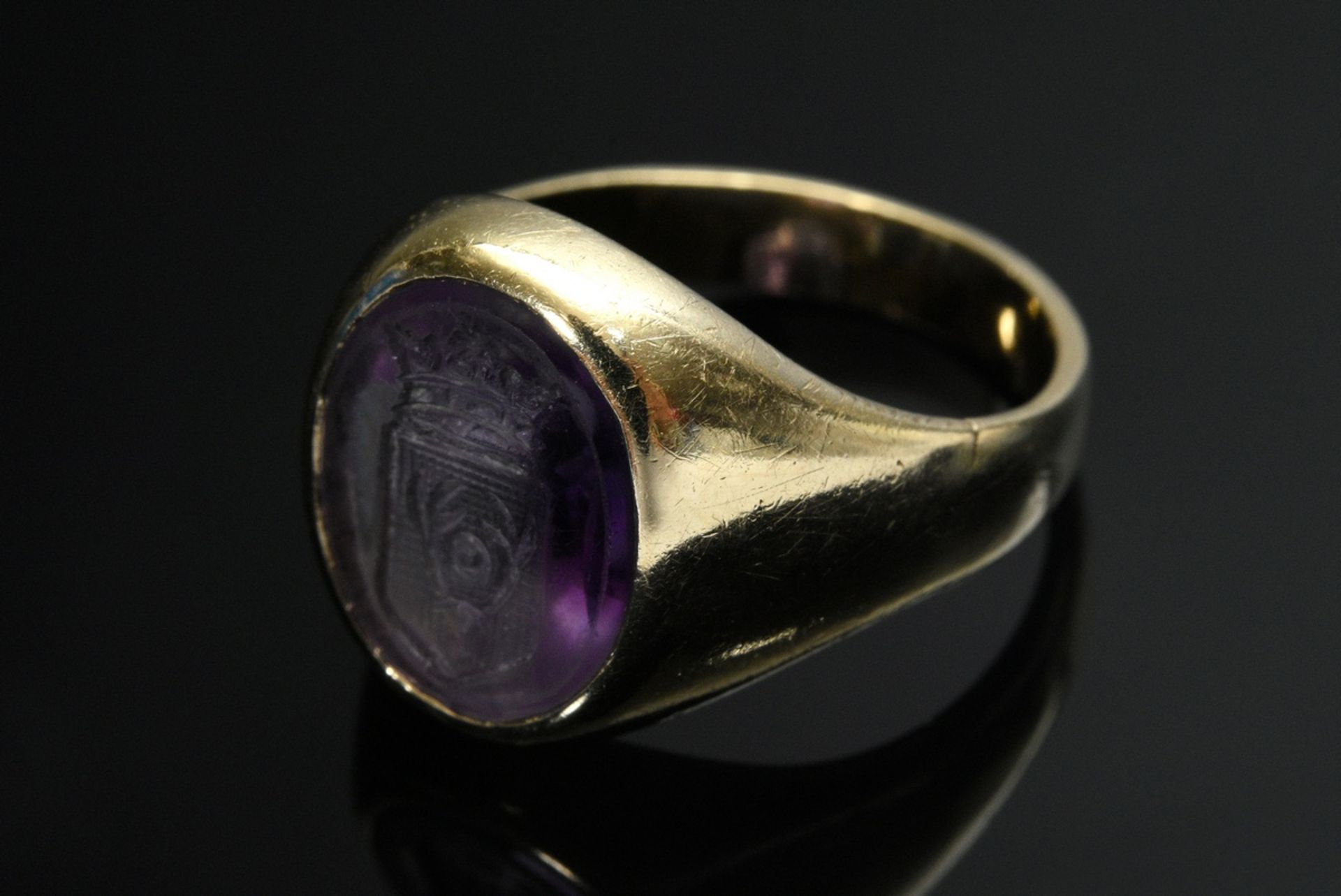 3 pieces of amethyst jewellery: yellow gold 585 signet ring with coat of arms engraving (5,7g, size - Image 4 of 5