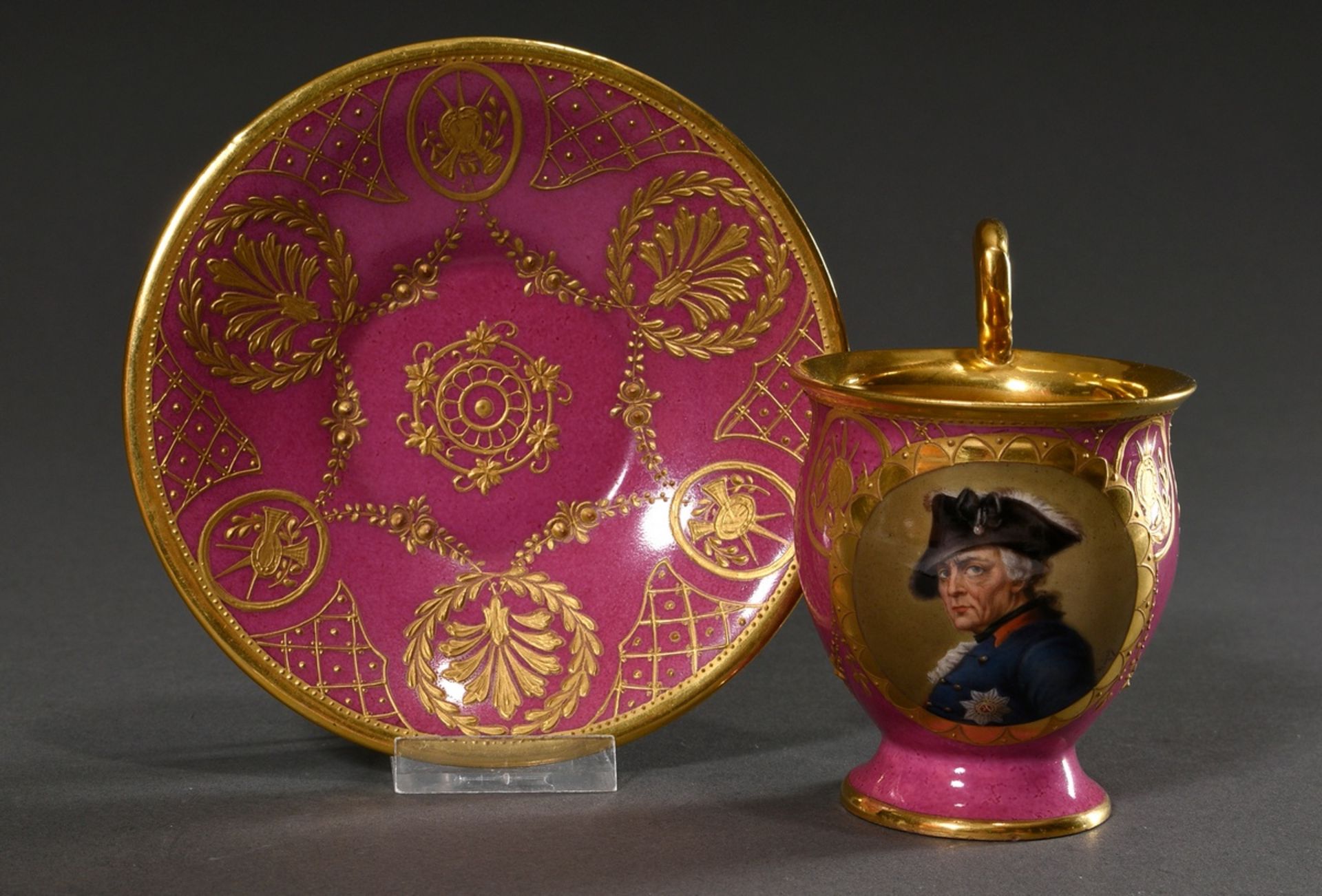 Porcelain cup in Empire shape with flawless portrait reserve "Alter Fritz" (signed Geyer) on rosé b - Image 2 of 7