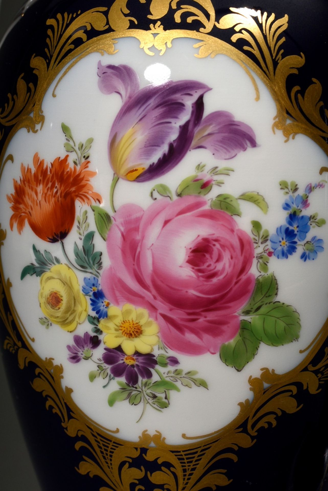 2 Diverse Meissen Doppelhenkel Vasen mit polychromer Malerei „Blumenbouquet“ in Goldkartuschen auf  - Bild 2 aus 6