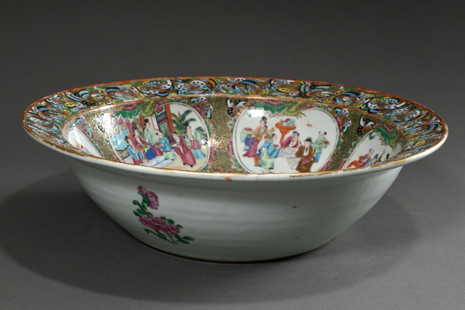 A very large Canton porcelain bowl with polychrome, partly opaque Famille Rose enamel painting, in  - Image 2 of 9